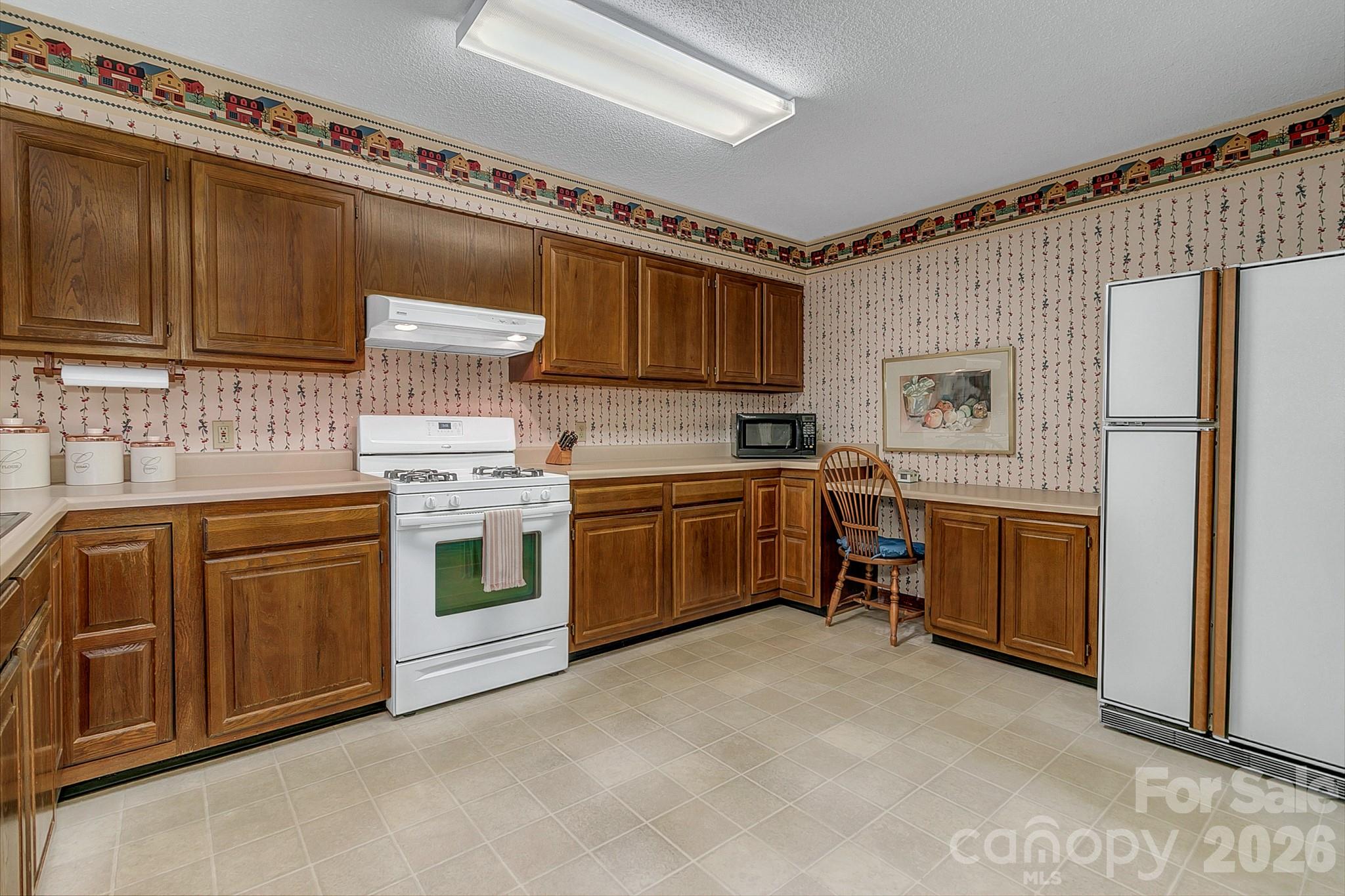 Spacious eat in kitchen with lots of cabinets - 3111 Essex Path, Hendersonville