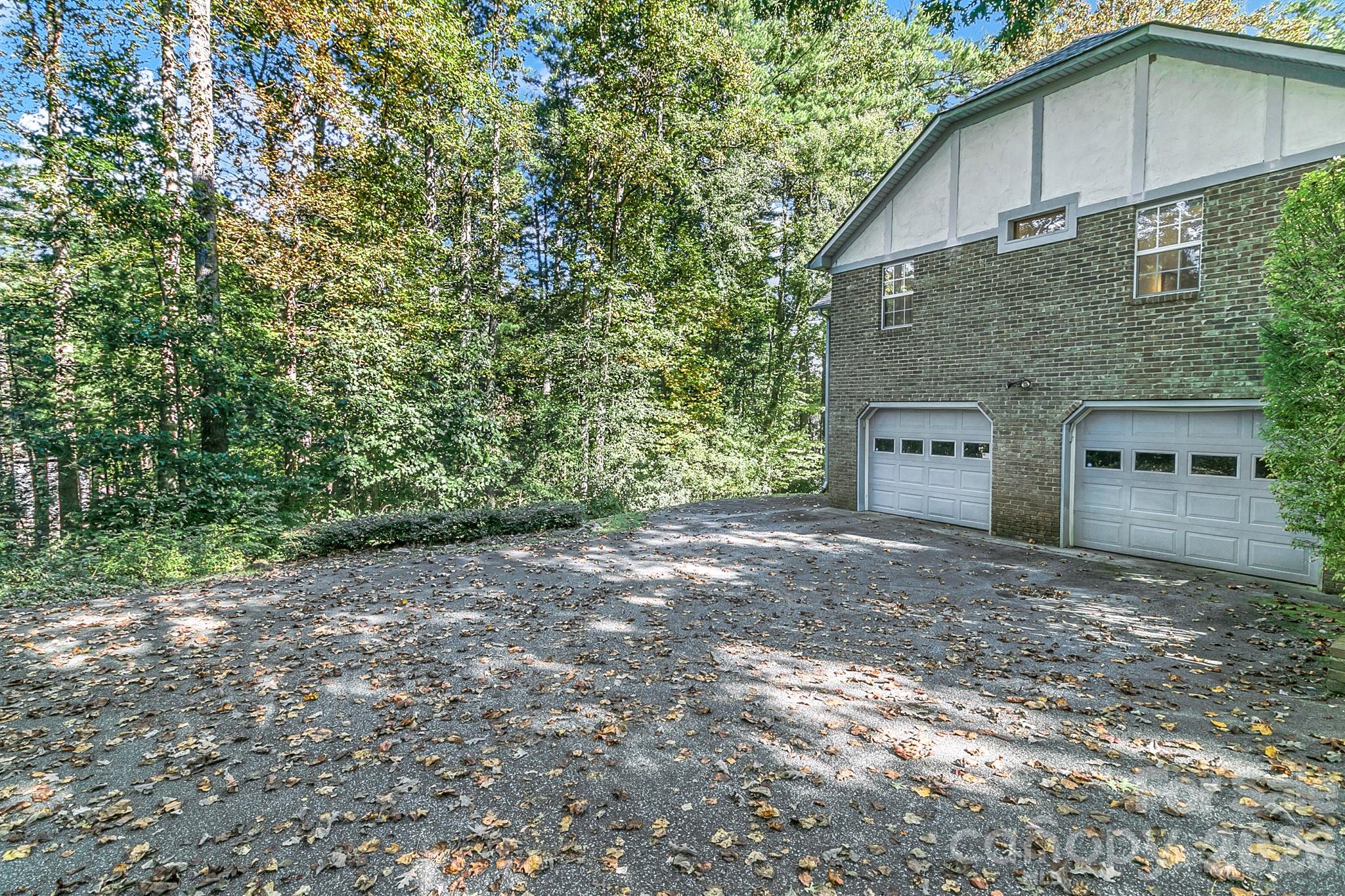 oversized 2 car garage with plenty of outdoor parking - 3111 Essex Path, Hendersonville