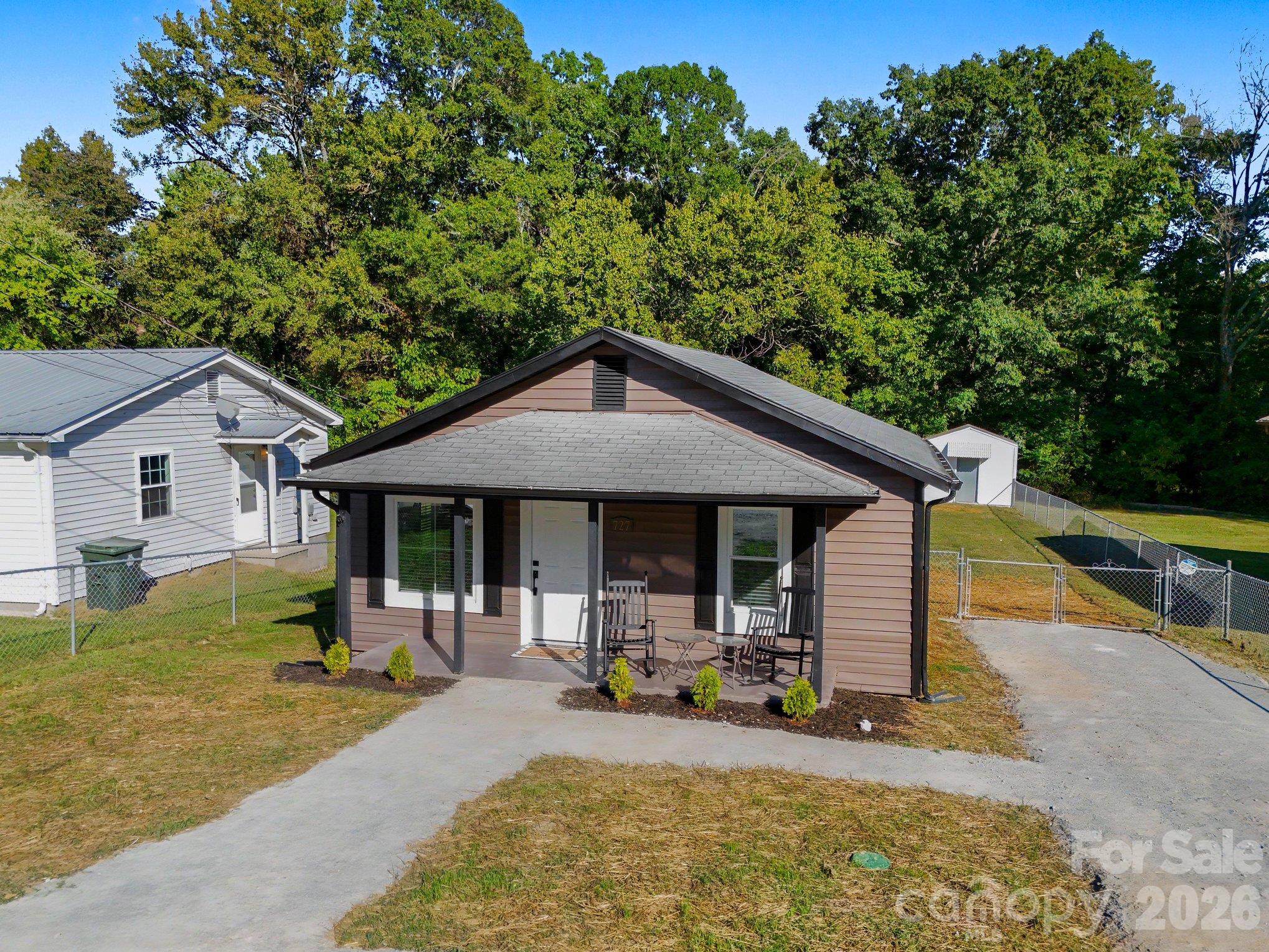 Single Family Residence at 727 Trotter Street, Thomasville, photo 2 of 35