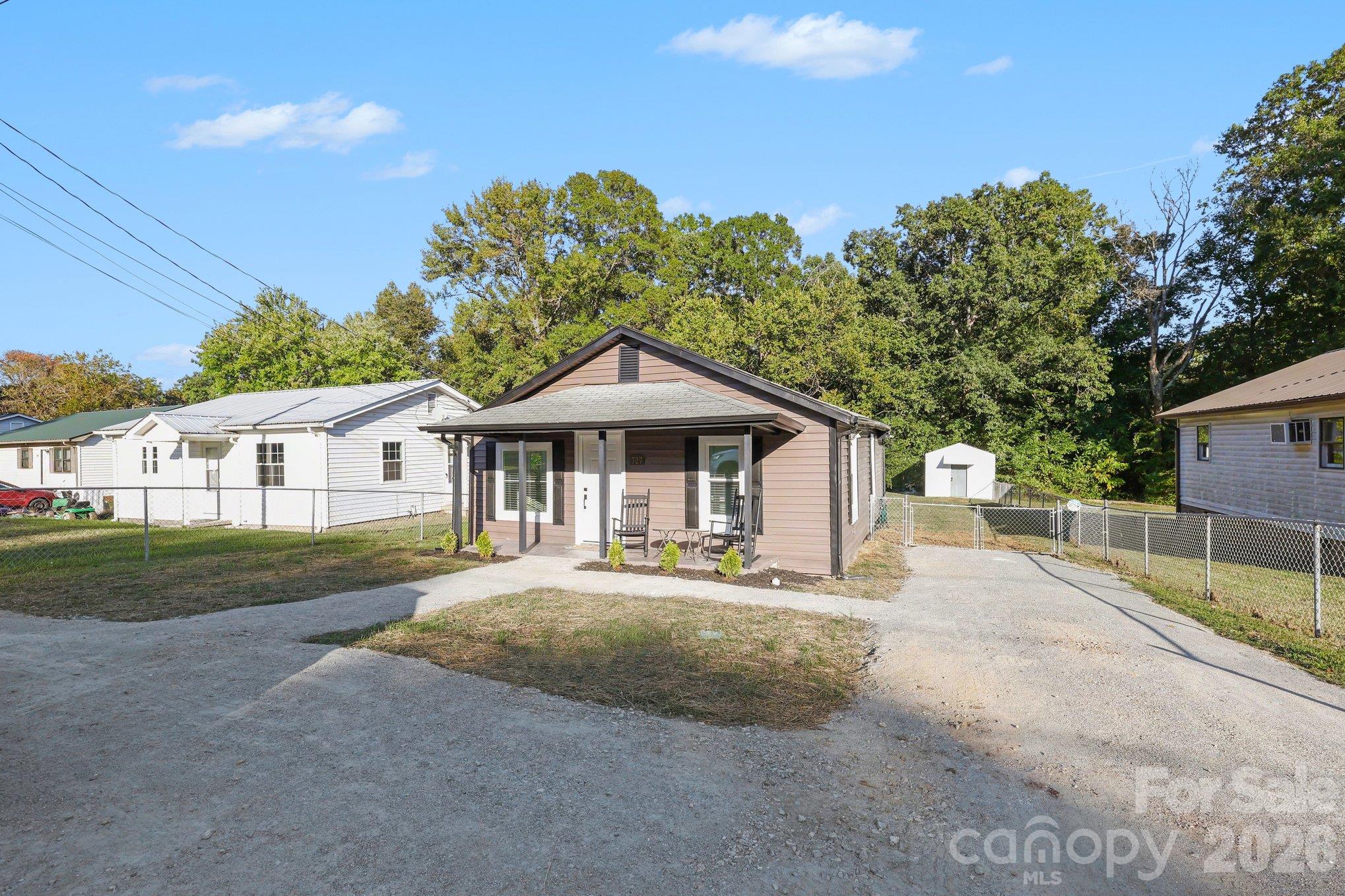 Single Family Residence at 727 Trotter Street, Thomasville, photo 4 of 35