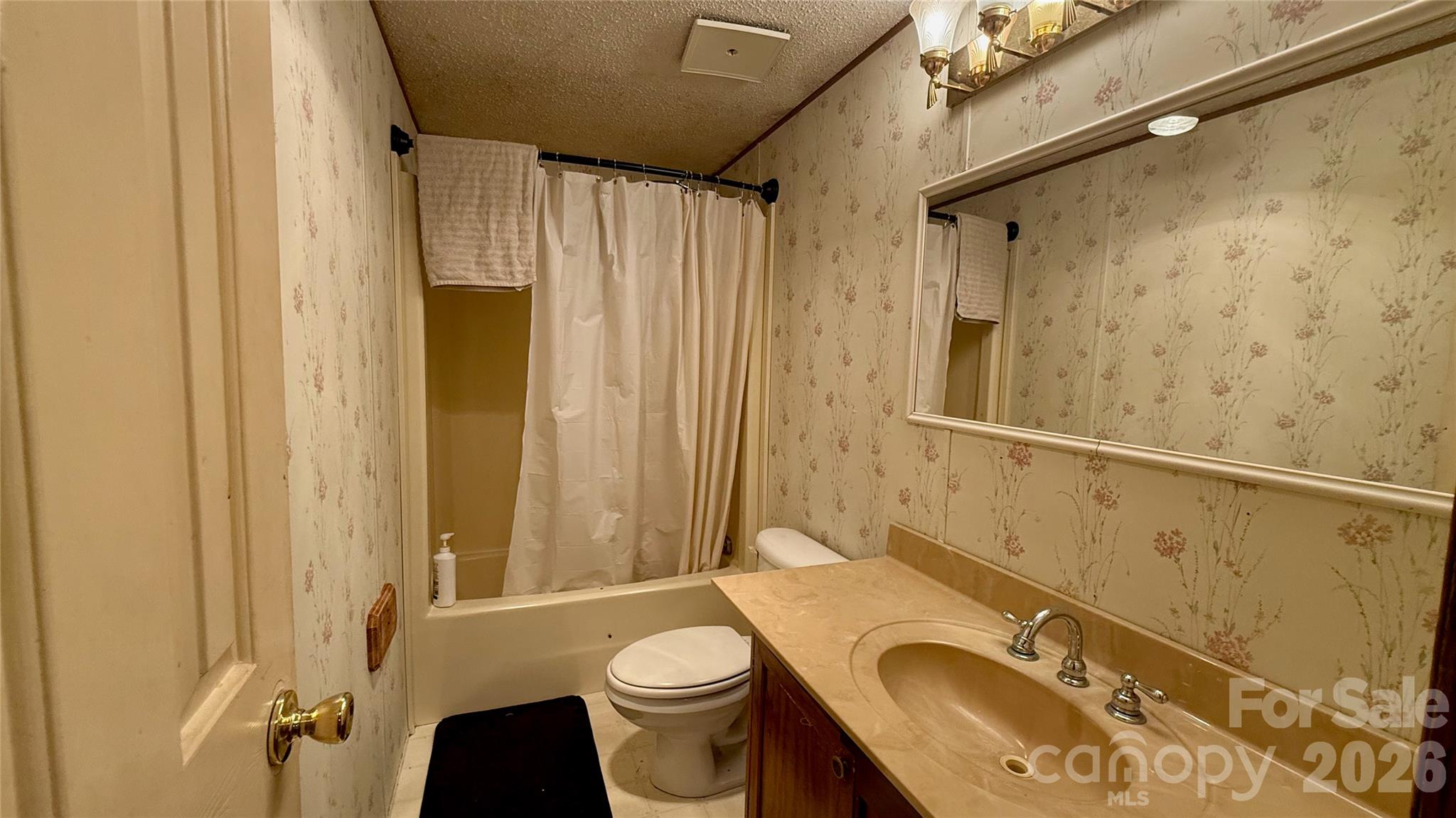 Hallway Bathroom - 898 Rock Creek Road, Burnsville