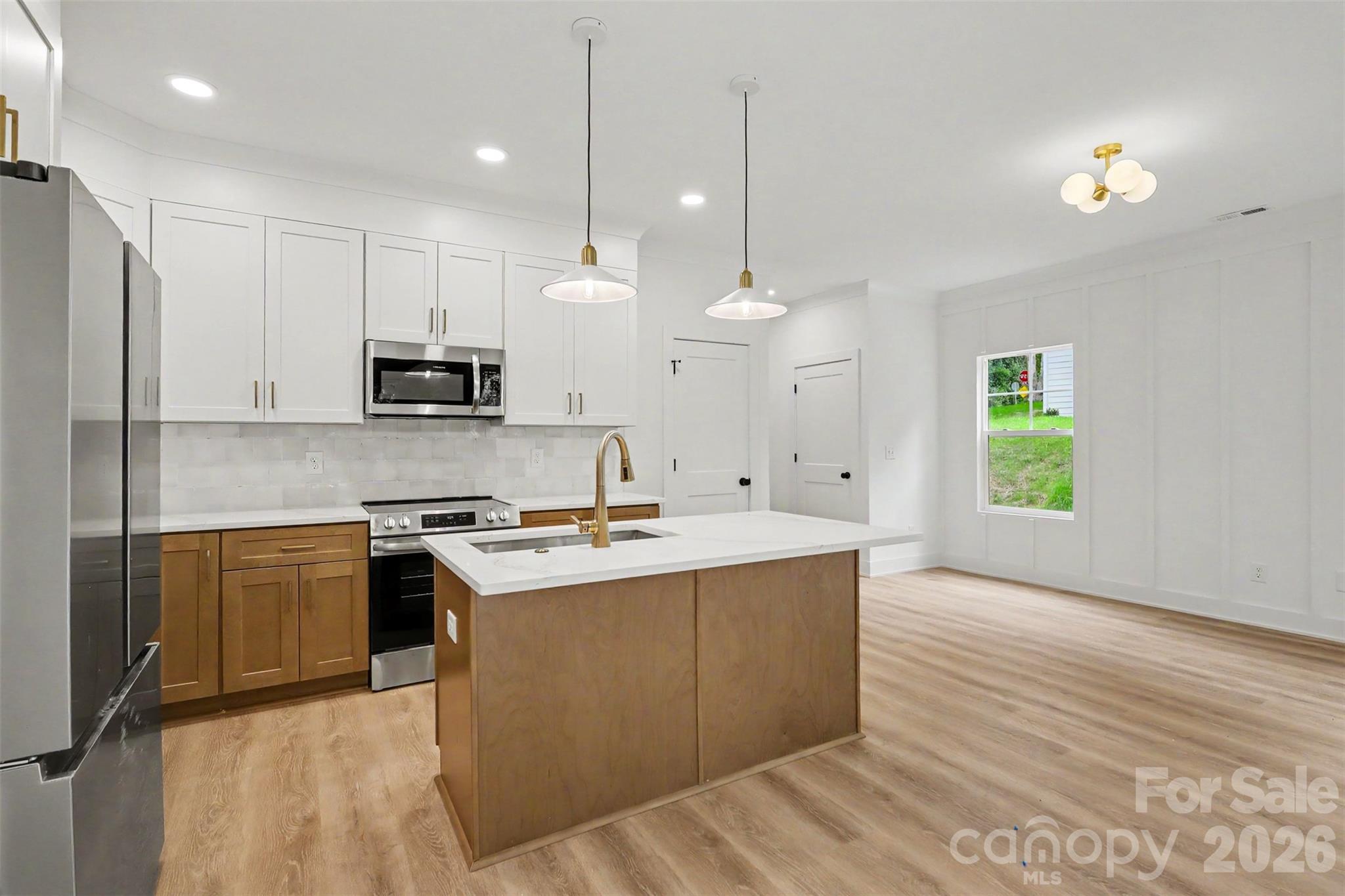 Single Family Residence at 603 W Lewis Street, Dallas, photo 5 of 28
