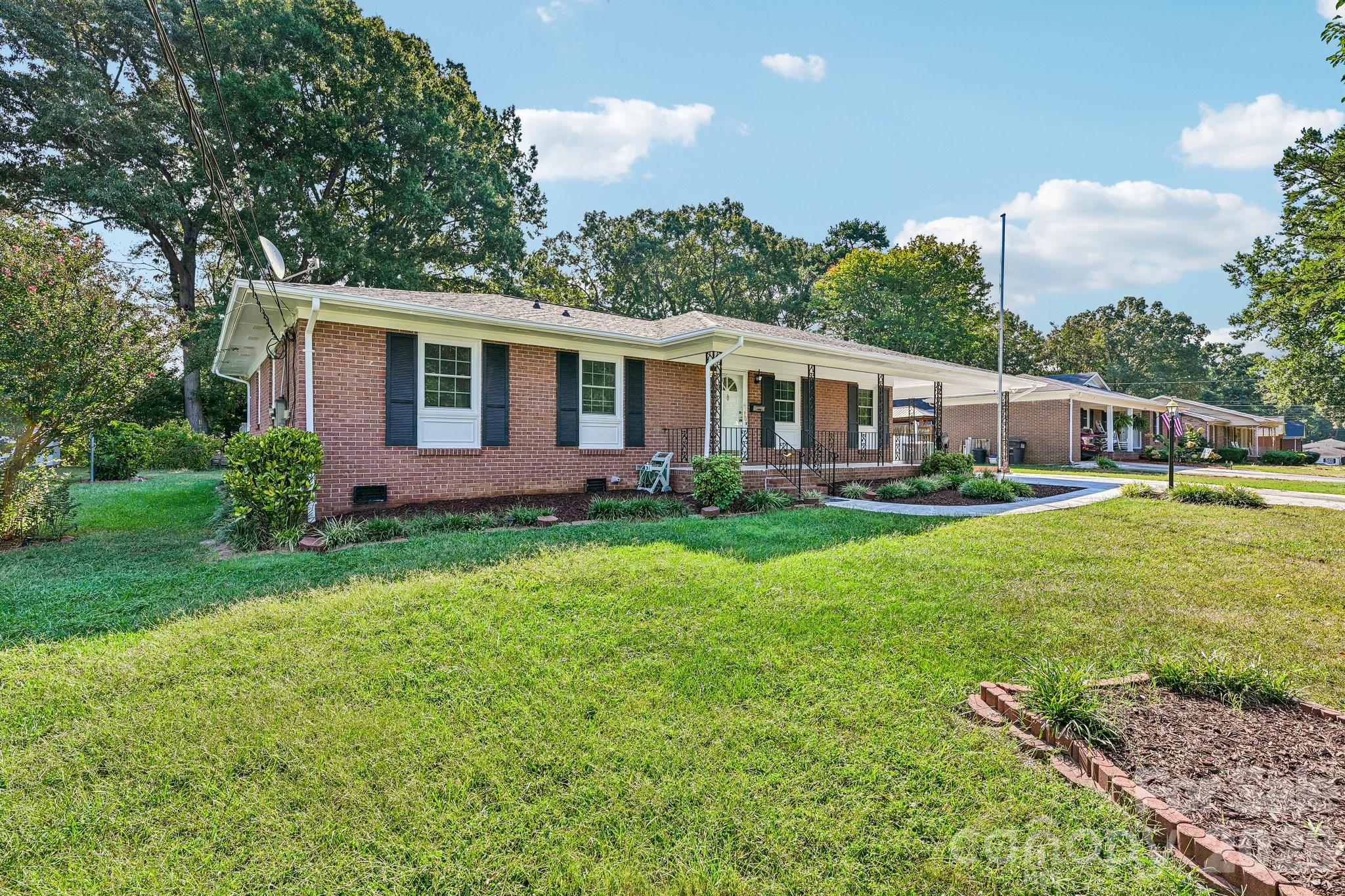 Single Family Residence at 1926 Taylor Drive, Gastonia, photo 3 of 31