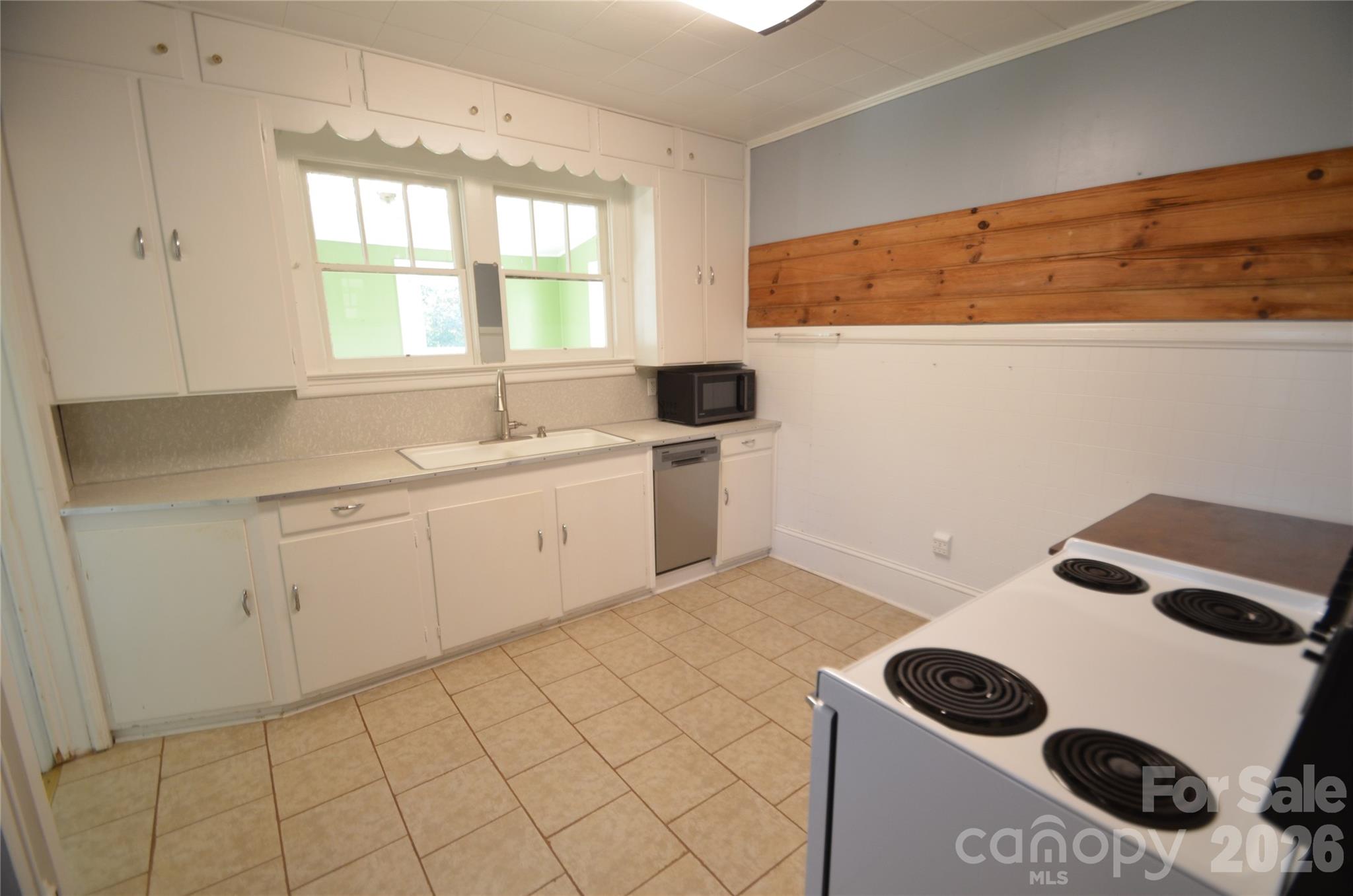Single Family Residence at 813 Powell Avenue SW, Valdese, photo 5 of 19
