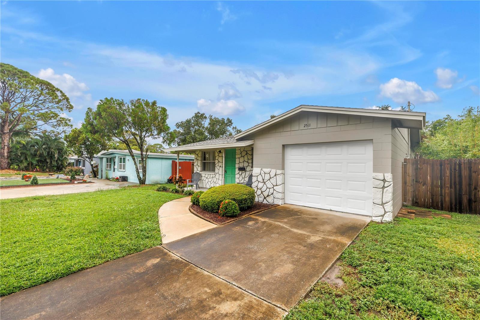 2511 QUINCY ST S