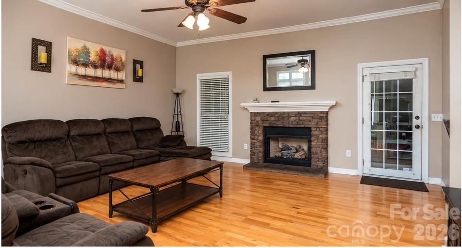 Spacious great room with gas fireplace. - 2915 Woodfield Lane, Lincolnton