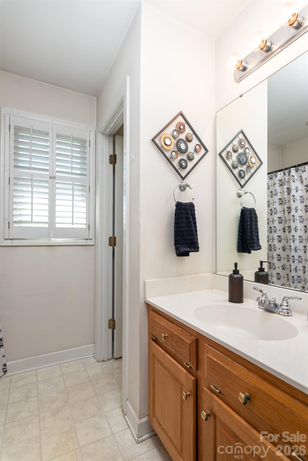 Guest bath with separate commode area - 2915 Woodfield Lane, Lincolnton