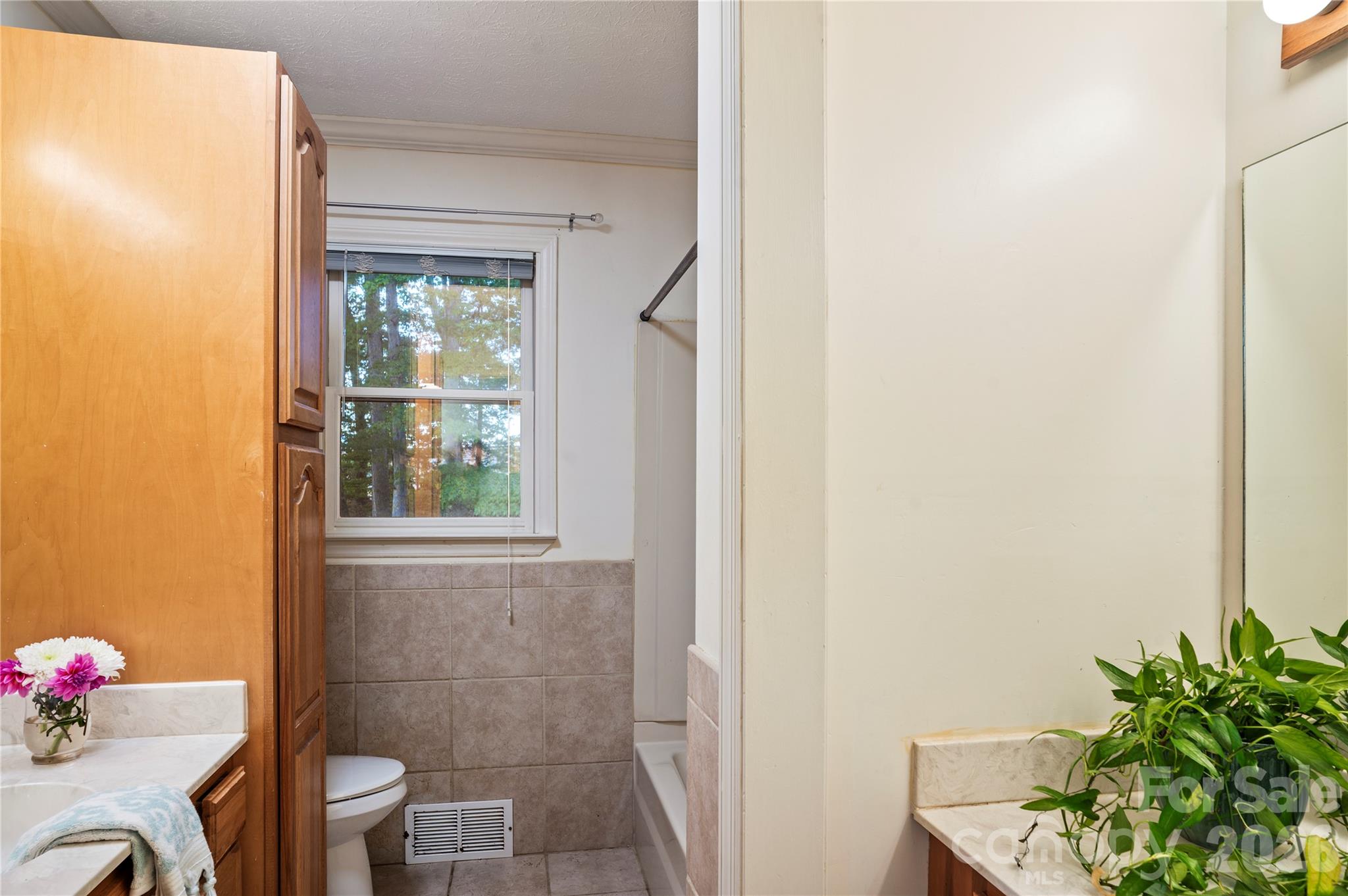 Single Family Residence at 9 Fullam Drive, Arden, photo 16 of 46