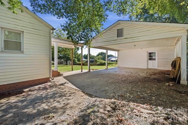 Single Family Residence at 1411 Reid Street, Statesville, photo 2 of 27
