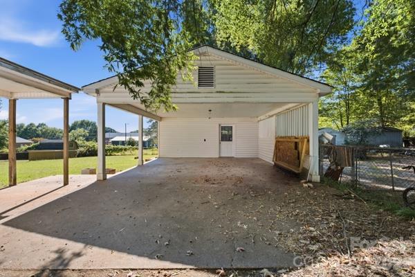 Single Family Residence at 1411 Reid Street, Statesville, photo 3 of 27