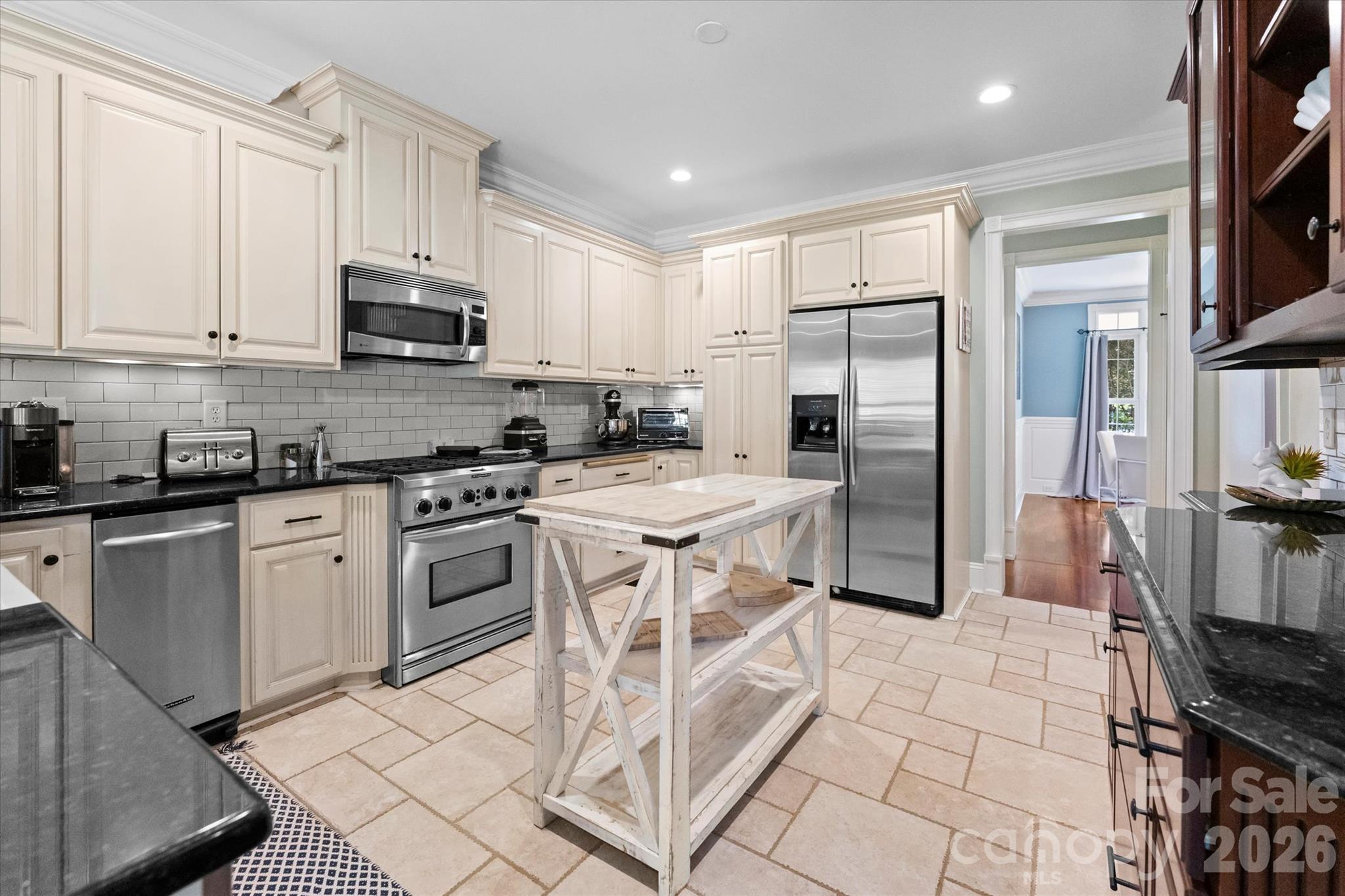 Main level kitchen - 4552 Sawgrass Court, Denver