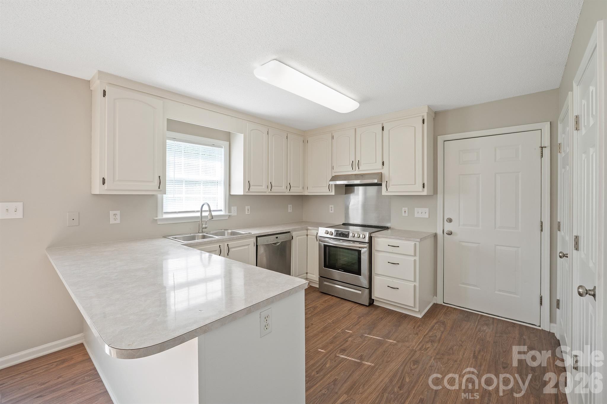 kitchen - 1061 Isenhour Court, Maiden