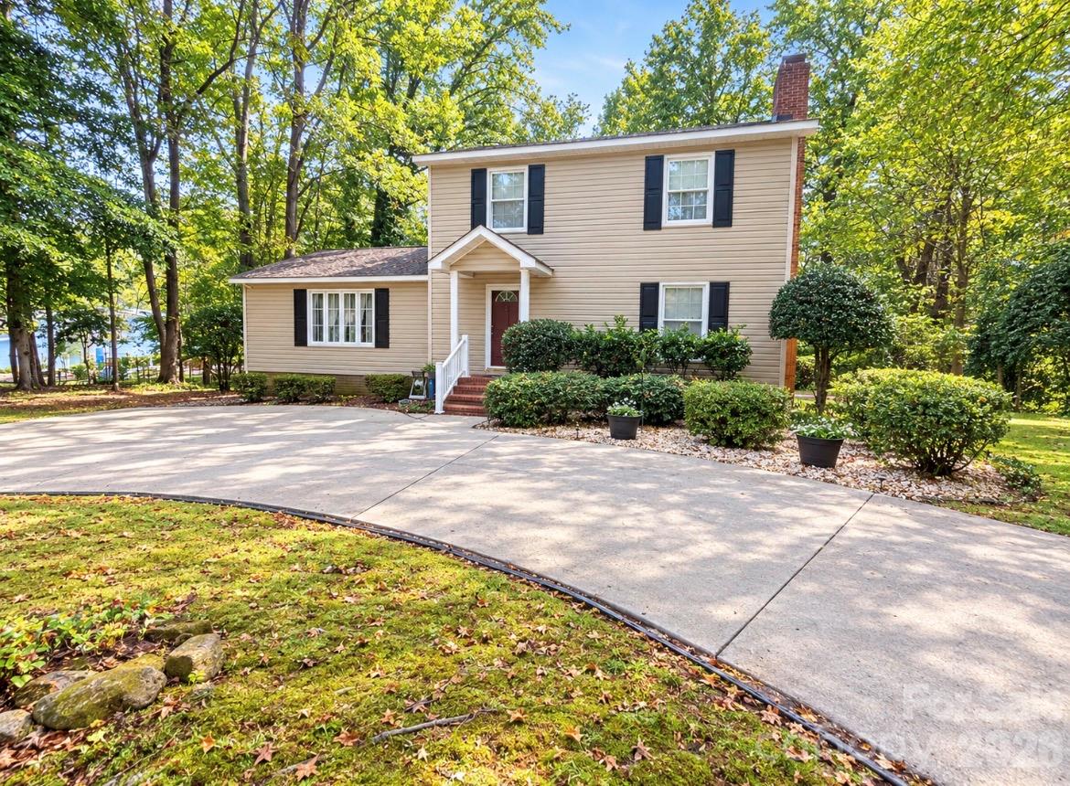 Single Family Residence at 7332 Cedarbrook Drive, Charlotte, photo 2 of 19