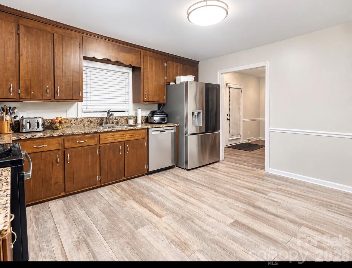 Single Family Residence at 7332 Cedarbrook Drive, Charlotte, photo 8 of 19