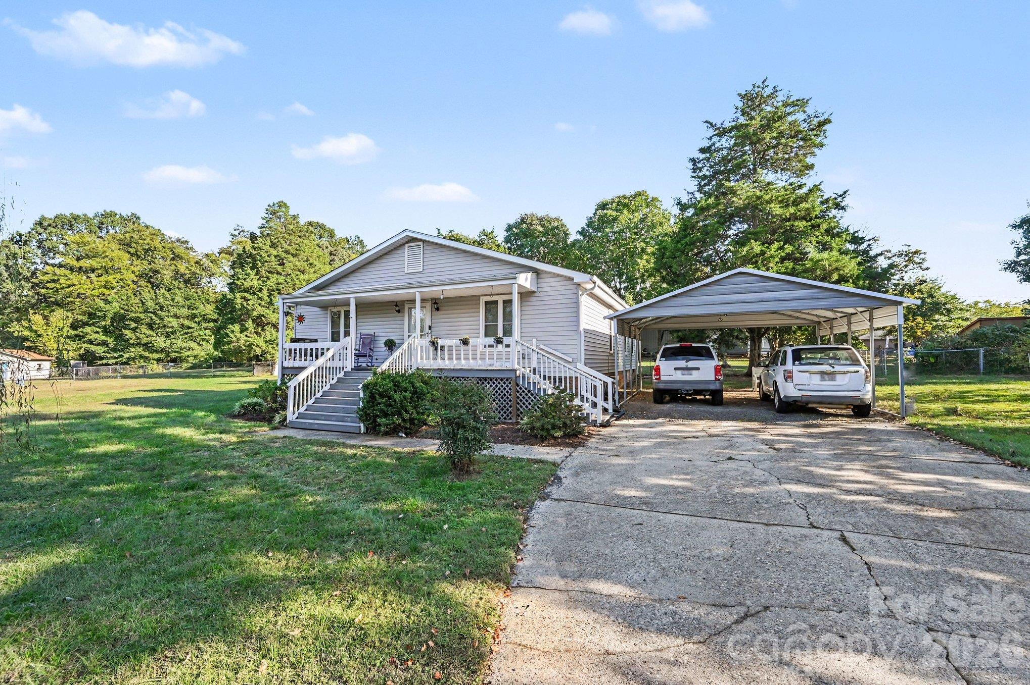 Single Family Residence at 2637 Old Plantation Drive SW, Concord, photo 2 of 24