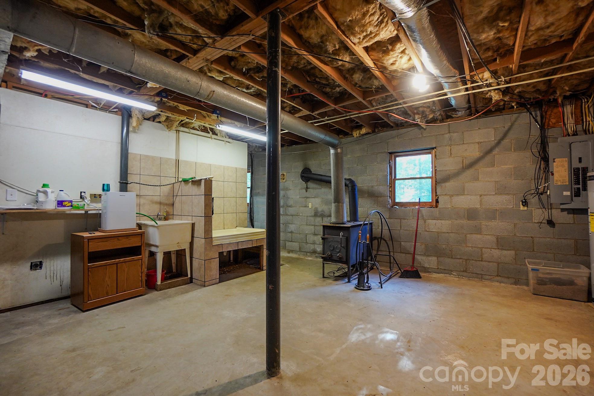 Dog grooming station - 3576 Julian Welborn Drive, Morganton