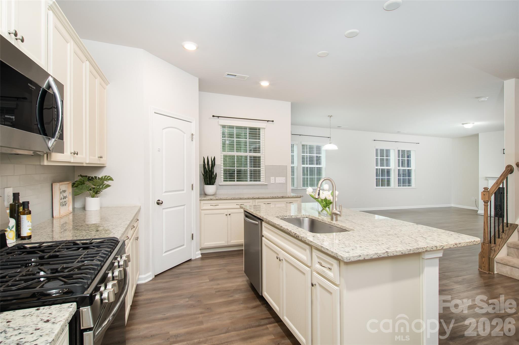 5-Burner Gas Range And Farmhouse-Style Sink - 150 W Morehouse Avenue, Mooresville
