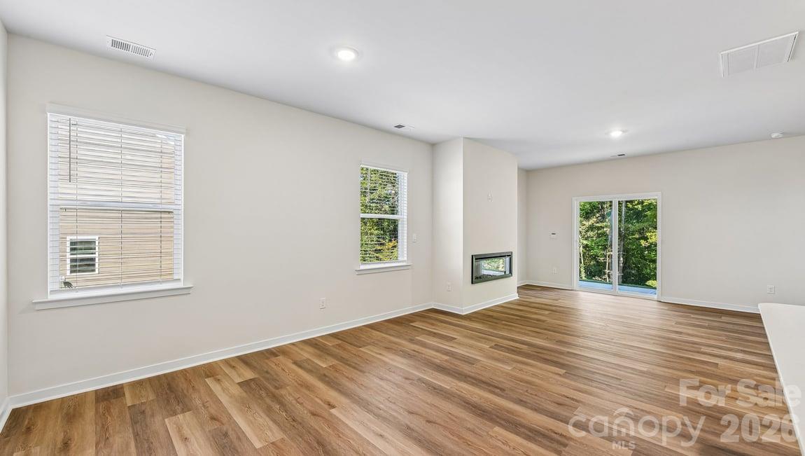 Single Family Residence at 580 Dazzle Loop, Newton, photo 10 of 63
