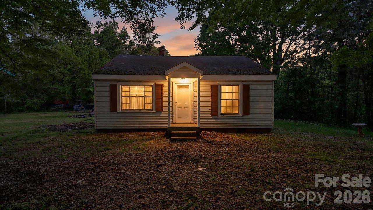 Single Family Residence at 515 E Torbush Drive, Salisbury, photo 2 of 38