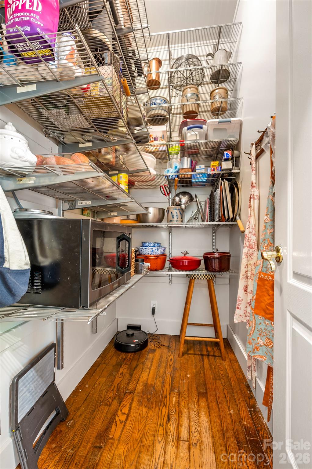 Walk-in pantry off kitchen - 600 John Weaver Road, Columbus