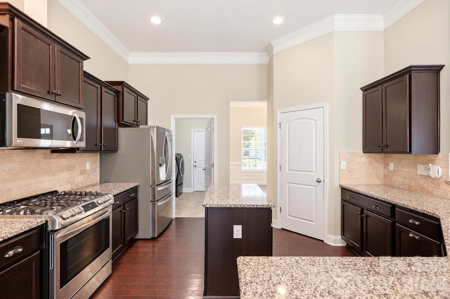 Single Family Residence at 9106 Longvale Lane, Charlotte, photo 9 of 43