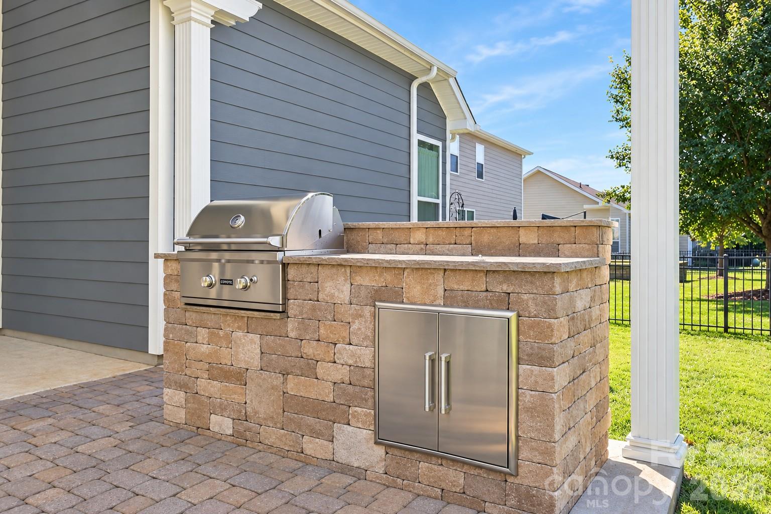 Built-in grill - 9106 Longvale Lane, Charlotte