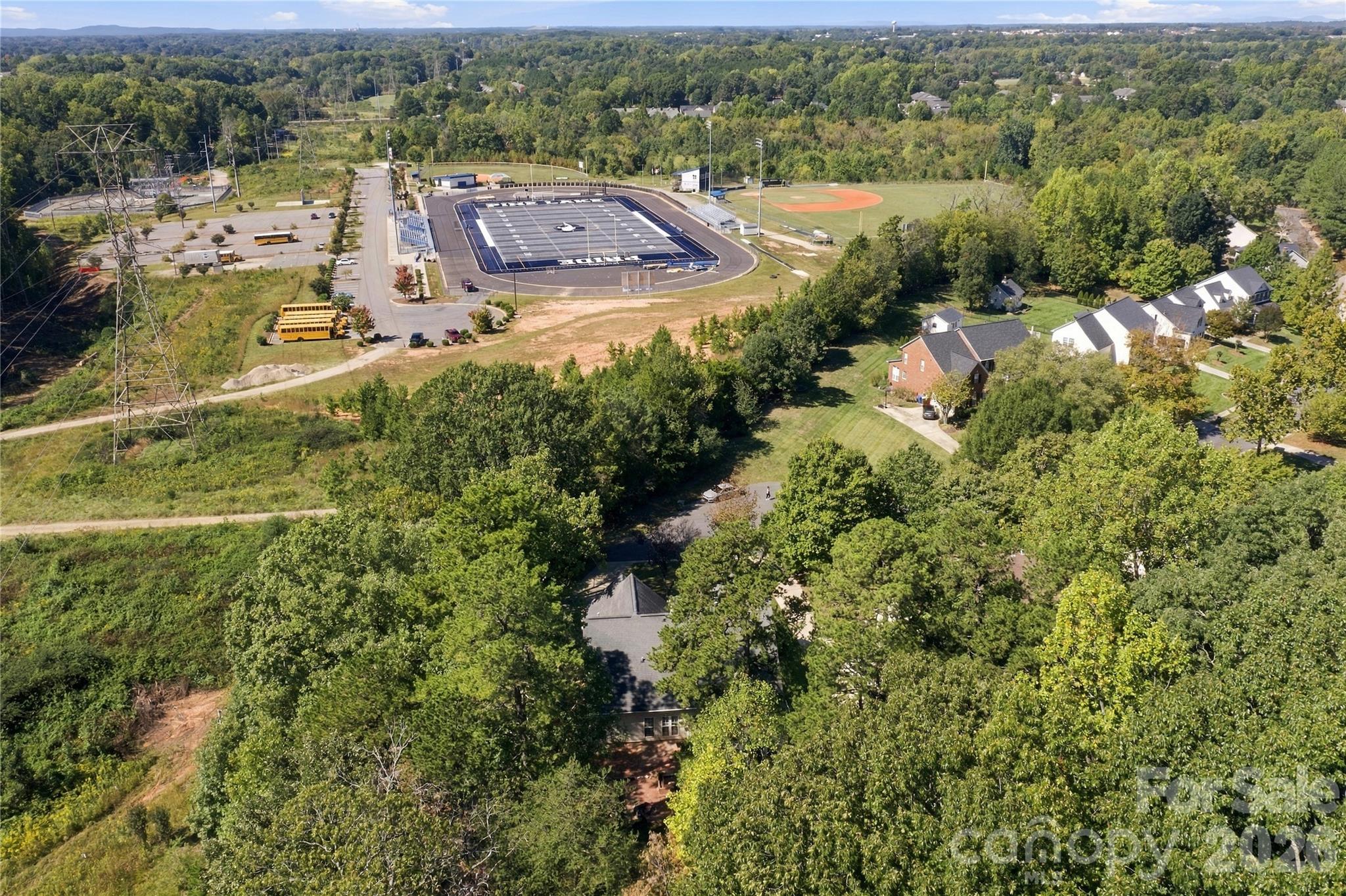 A very private trees setting near Pine Lake Prep School - 195 Huntly Lane, Mooresville