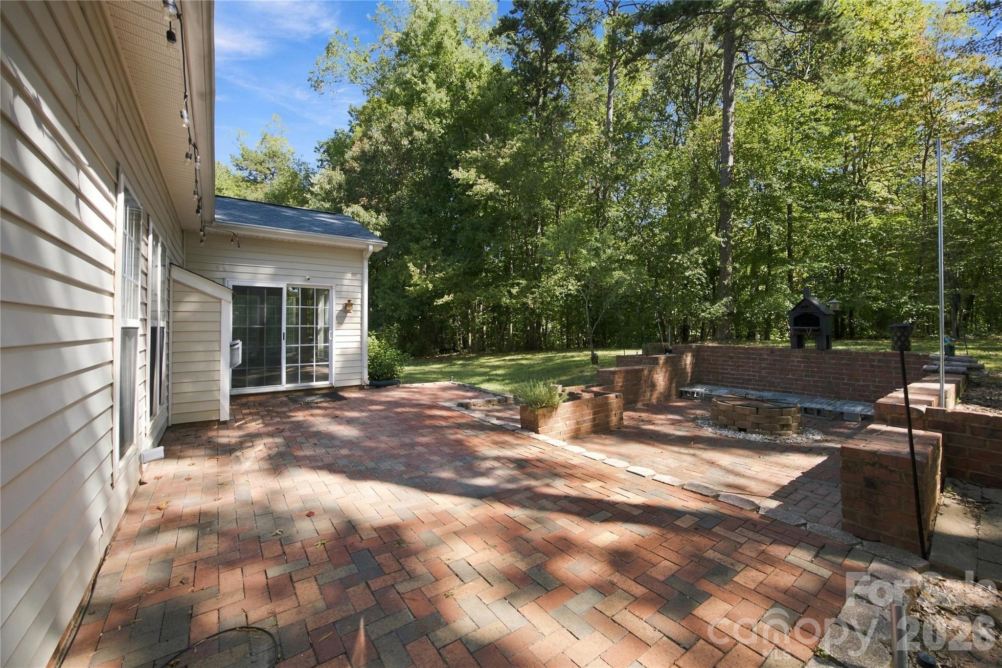 Back yard with patio and fire pit - 195 Huntly Lane, Mooresville