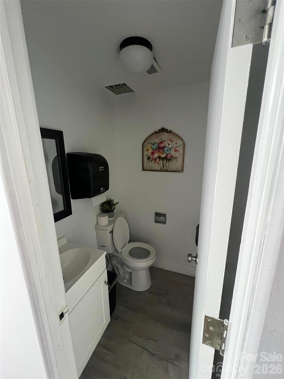 Medical at 320 E Lee Avenue, Yadkinville, photo 10 of 42