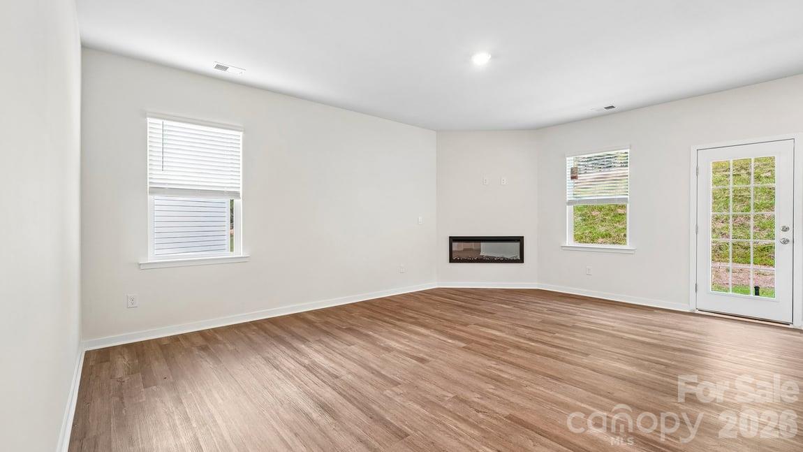 Single Family Residence at 552 Dazzle Loop, Newton, photo 12 of 64