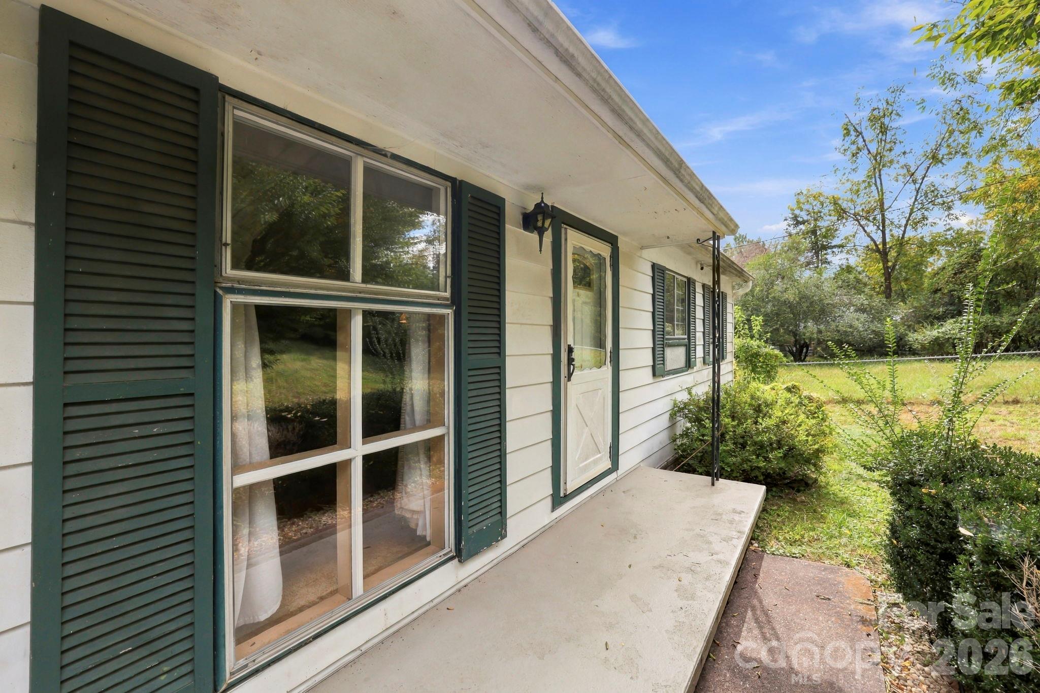 Covered front porch and picture window at entrance - 648 Crystal Drive - 648 Crystal Drive, Hendersonville