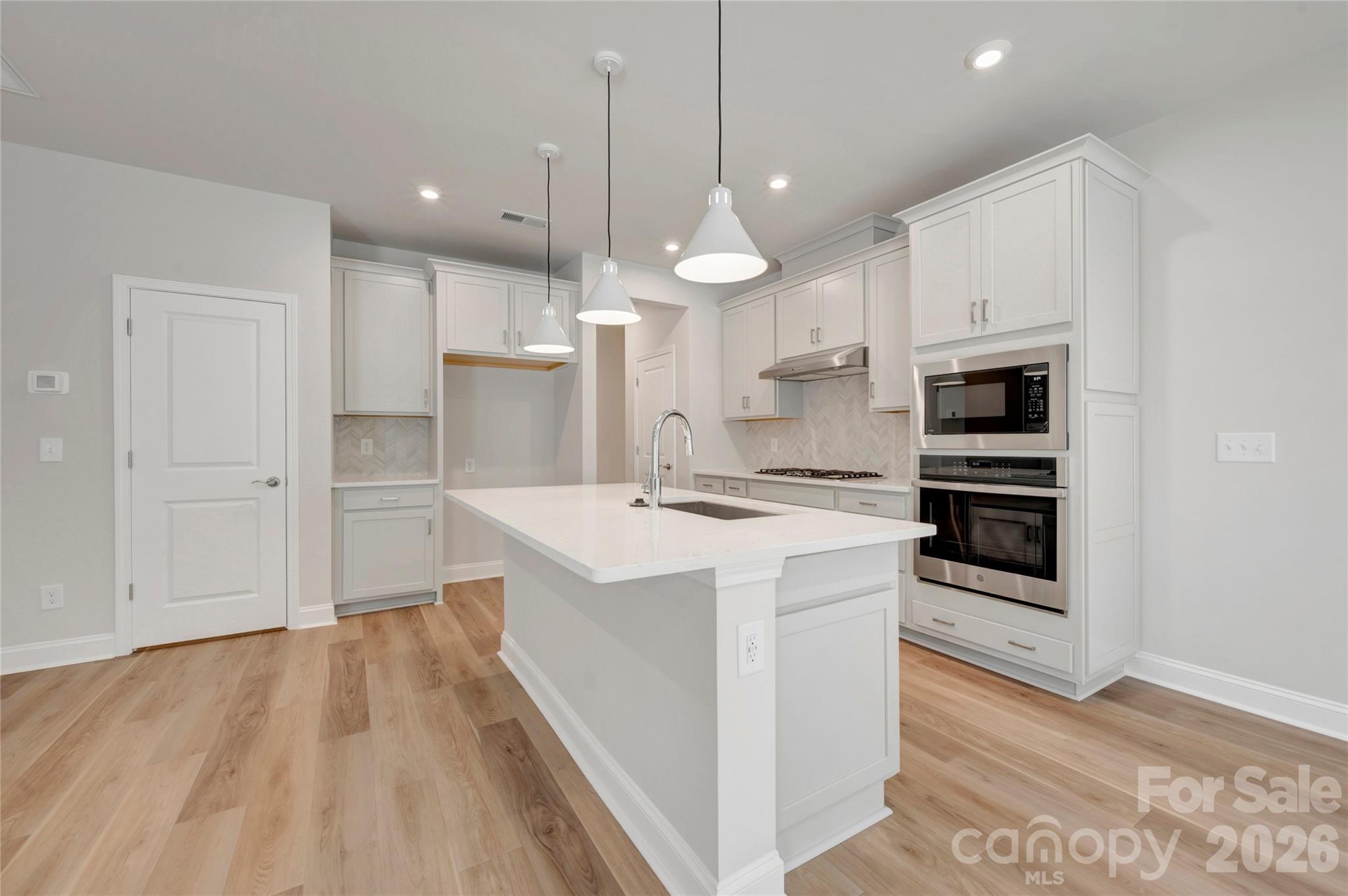Gourmet kitchen with gas cooktop - 201 Landy Street, Fort Mill