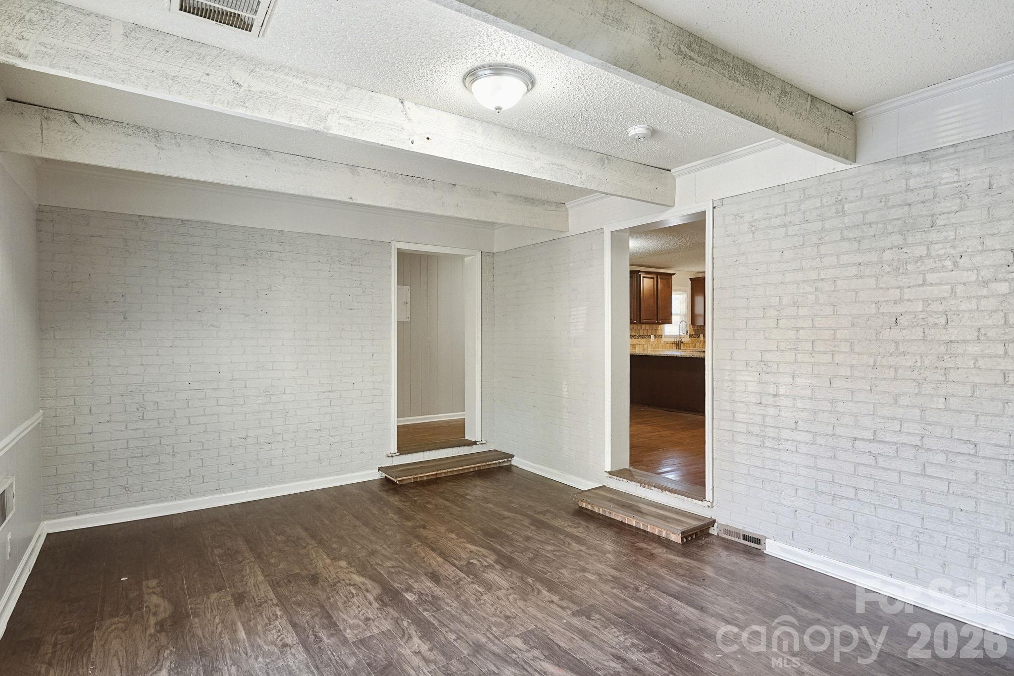 Single Family Residence at 1316 Mayberry Road, Dallas, photo 11 of 39