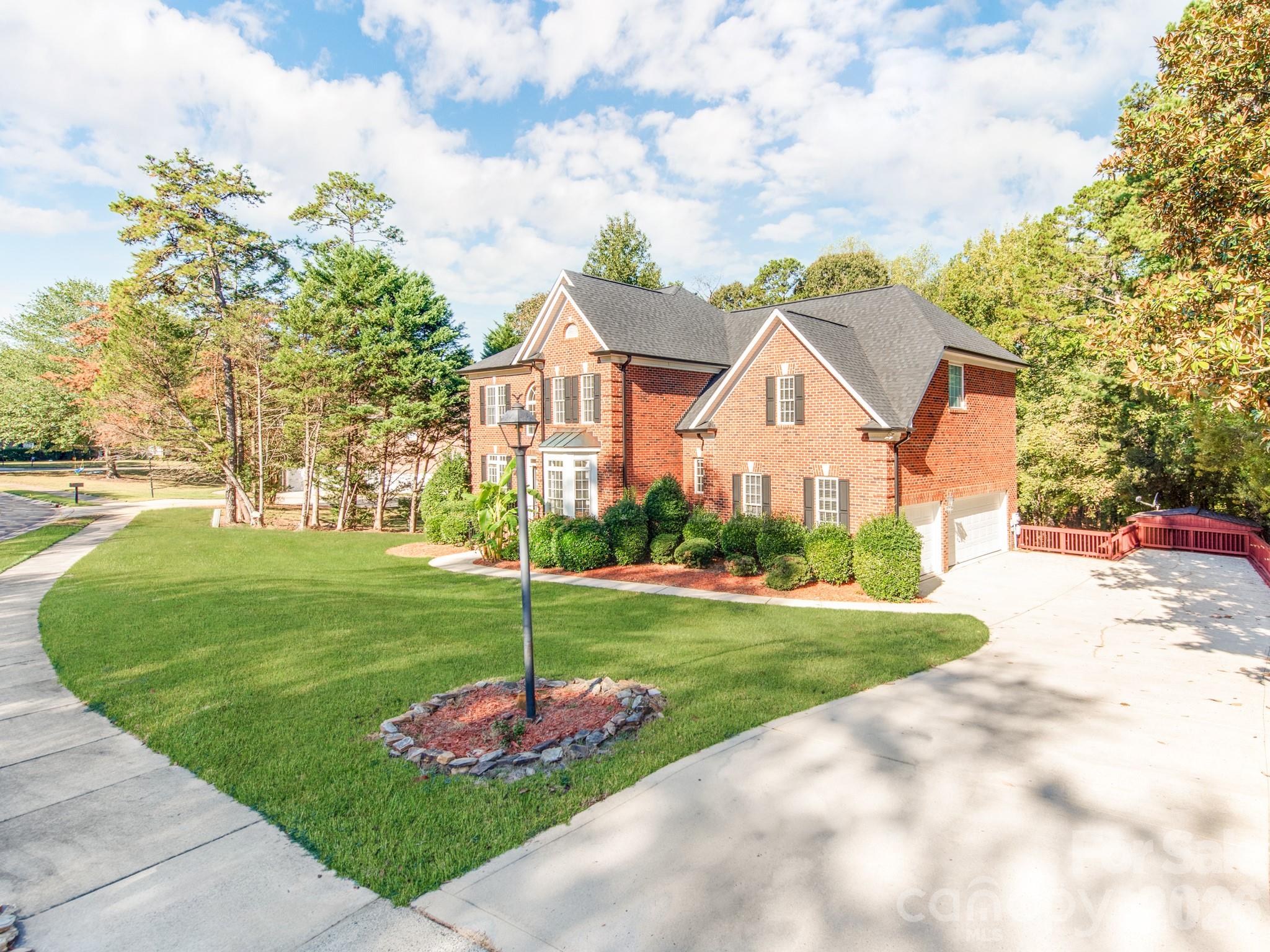 Single Family Residence at 2910 Providence View Lane, Charlotte, photo 2 of 44