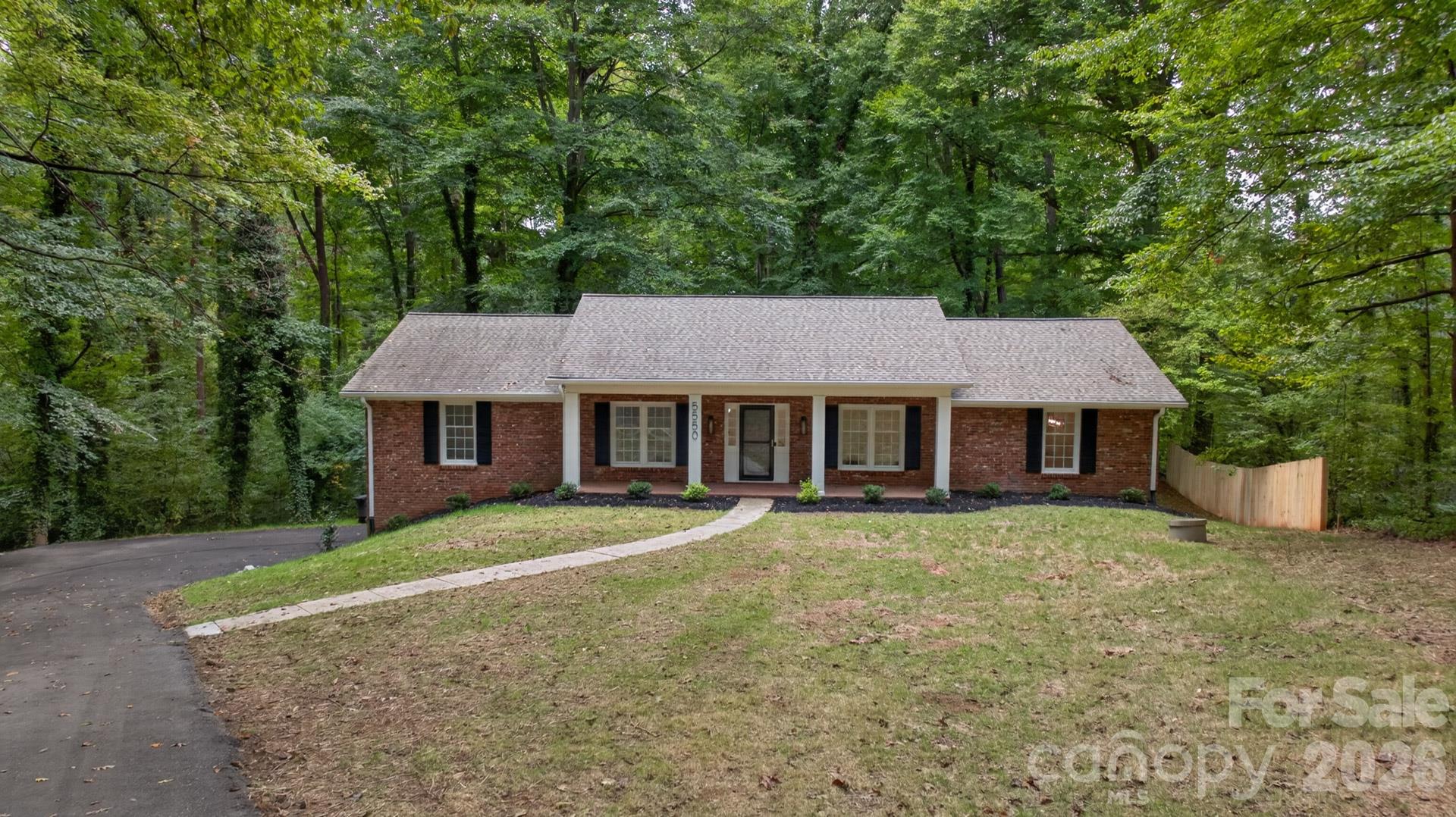 Single Family Residence at 5550 Overlook Circle, Winston Salem, photo 2 of 48