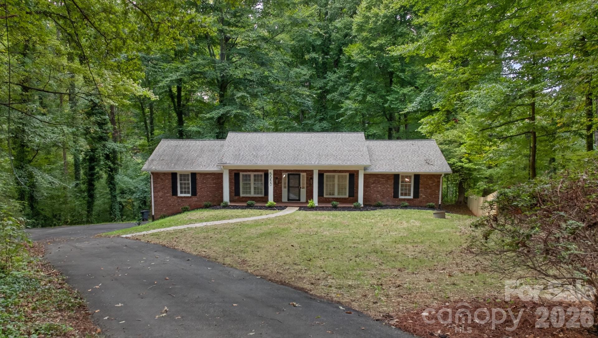 Single Family Residence at 5550 Overlook Circle, Winston Salem, photo 3 of 48