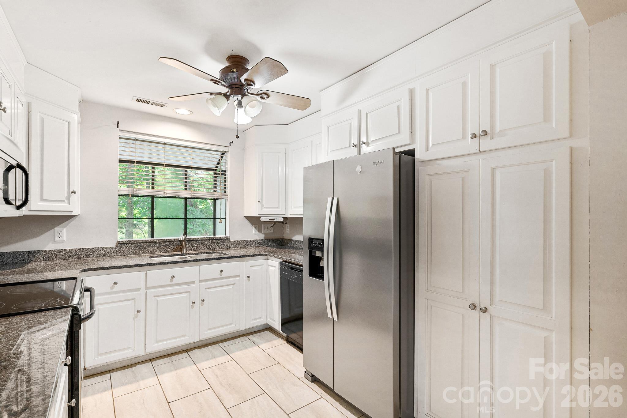 Single Family Residence at 8311 Poplar Grove Circle, Waxhaw, photo 9 of 40