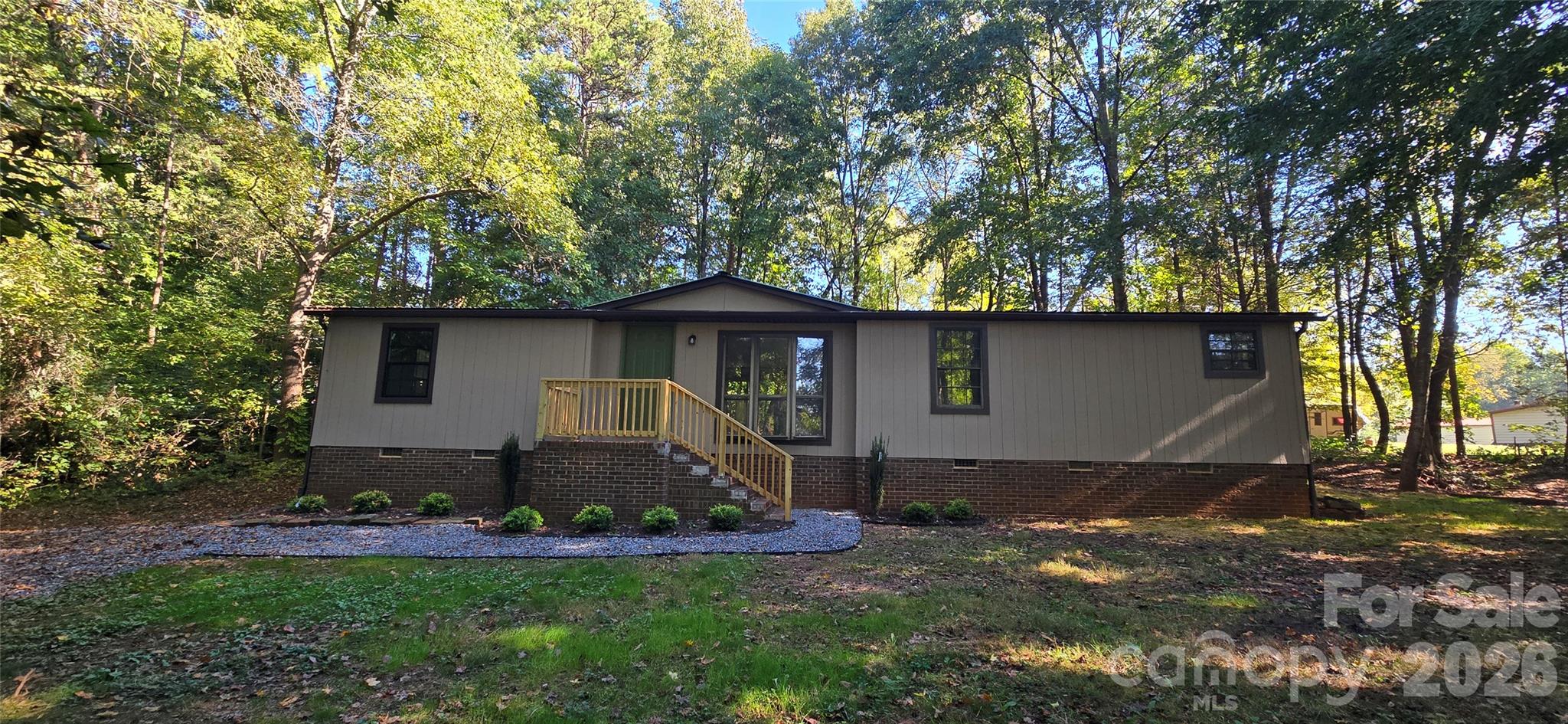 Single Family Residence at 127 Louise Drive, Mooresville, photo 2 of 13