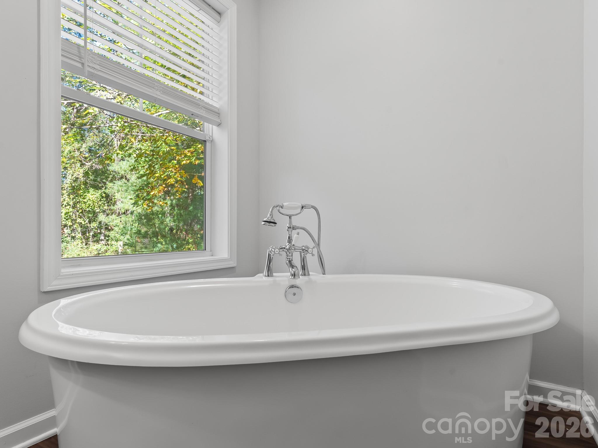 Deep Soaking Tub - 36 Tempie Lane, Arden