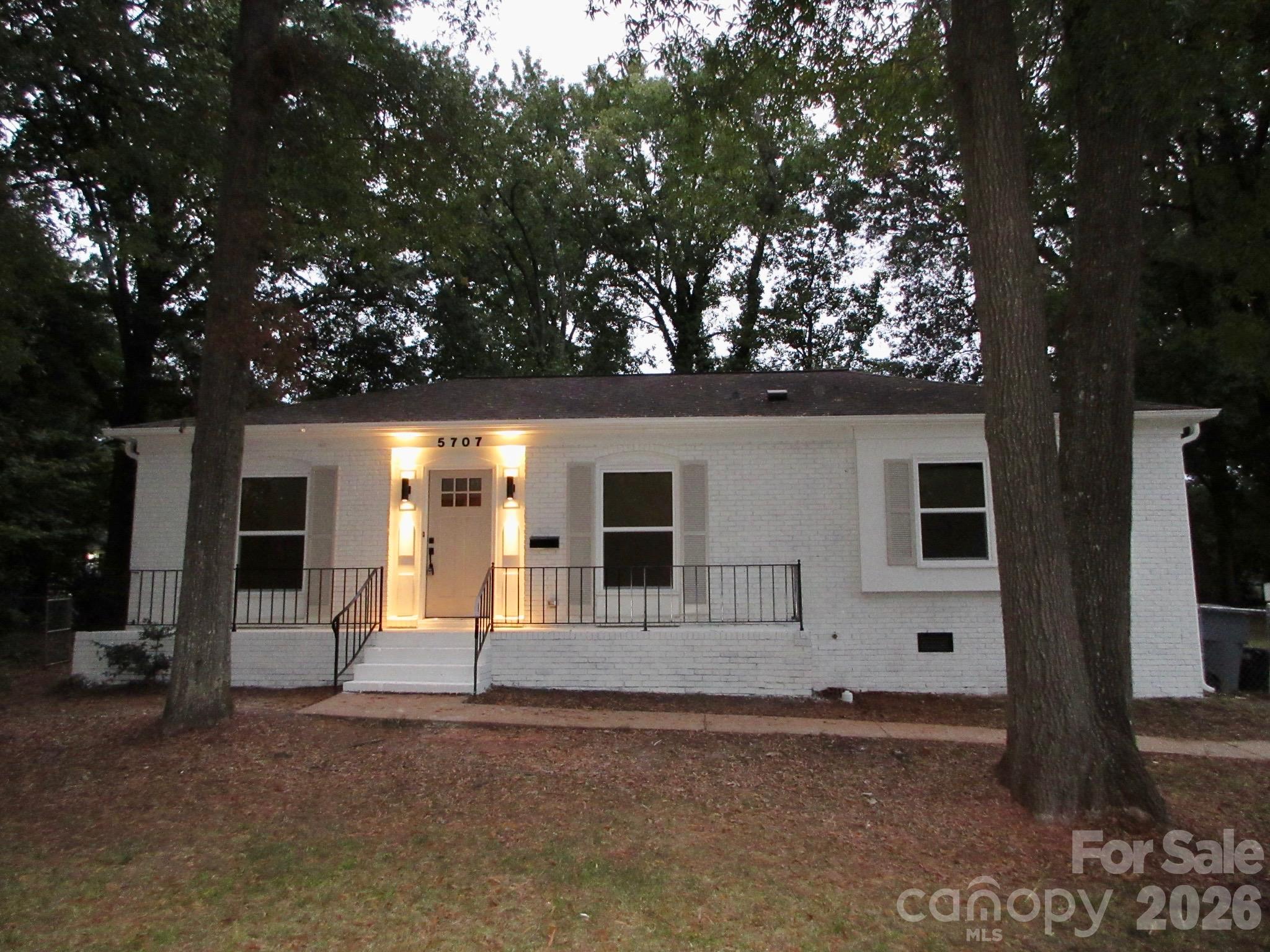 Single Family Residence at 5707 Kallam Court, Charlotte, photo 2 of 13