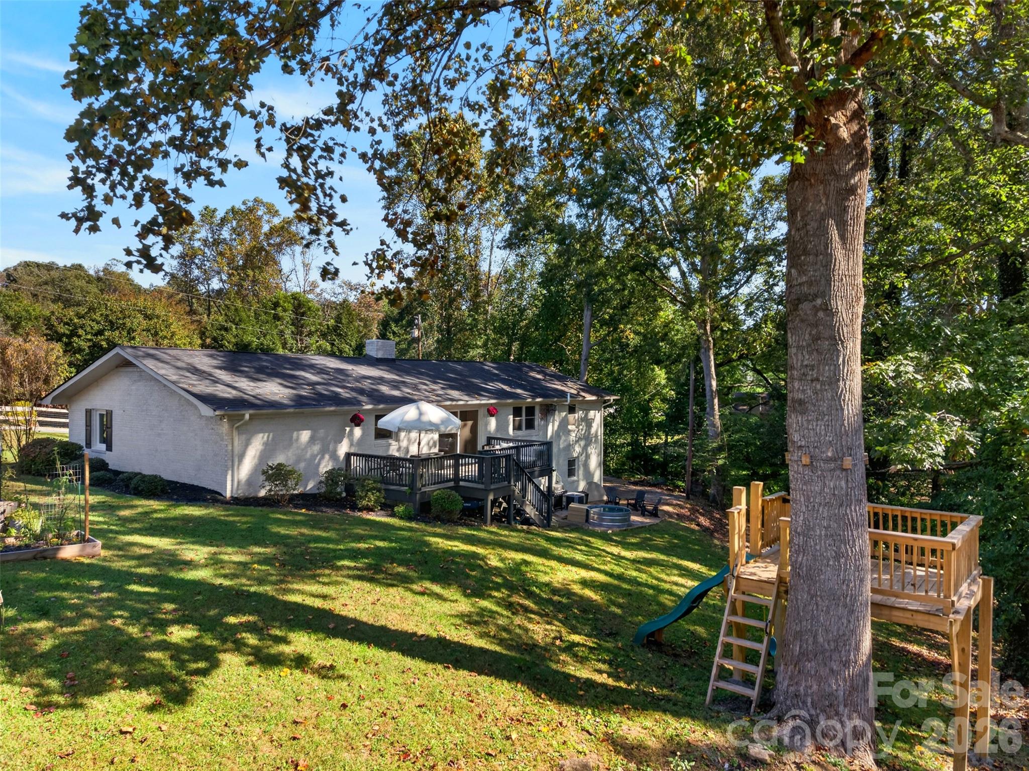 Single Family Residence at 200 Whispering Hills Drive, Hendersonville, photo 11 of 45