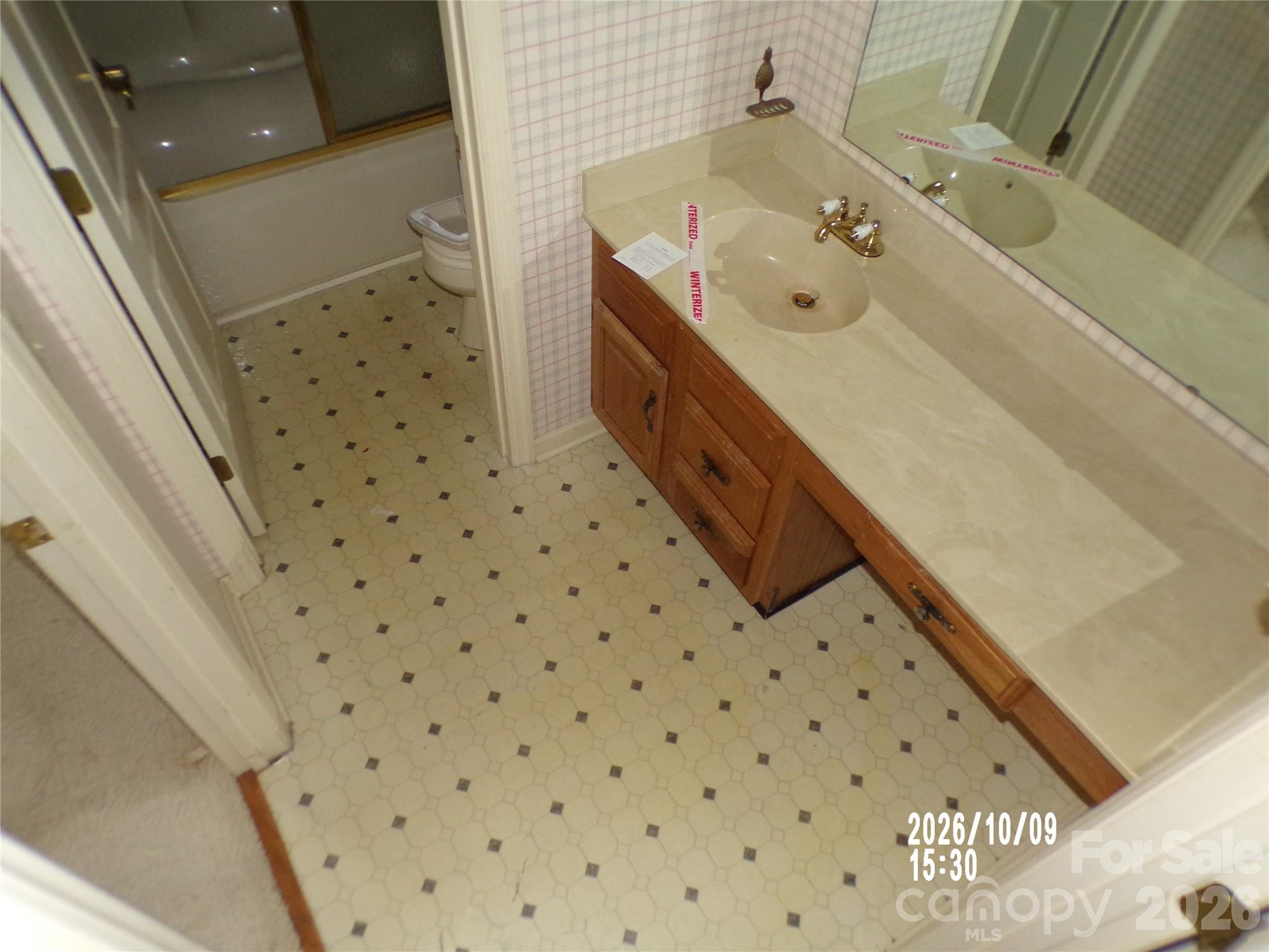 Main bathroom shared with front left and middle bedrooms - 10 Governors Drive, Hendersonville