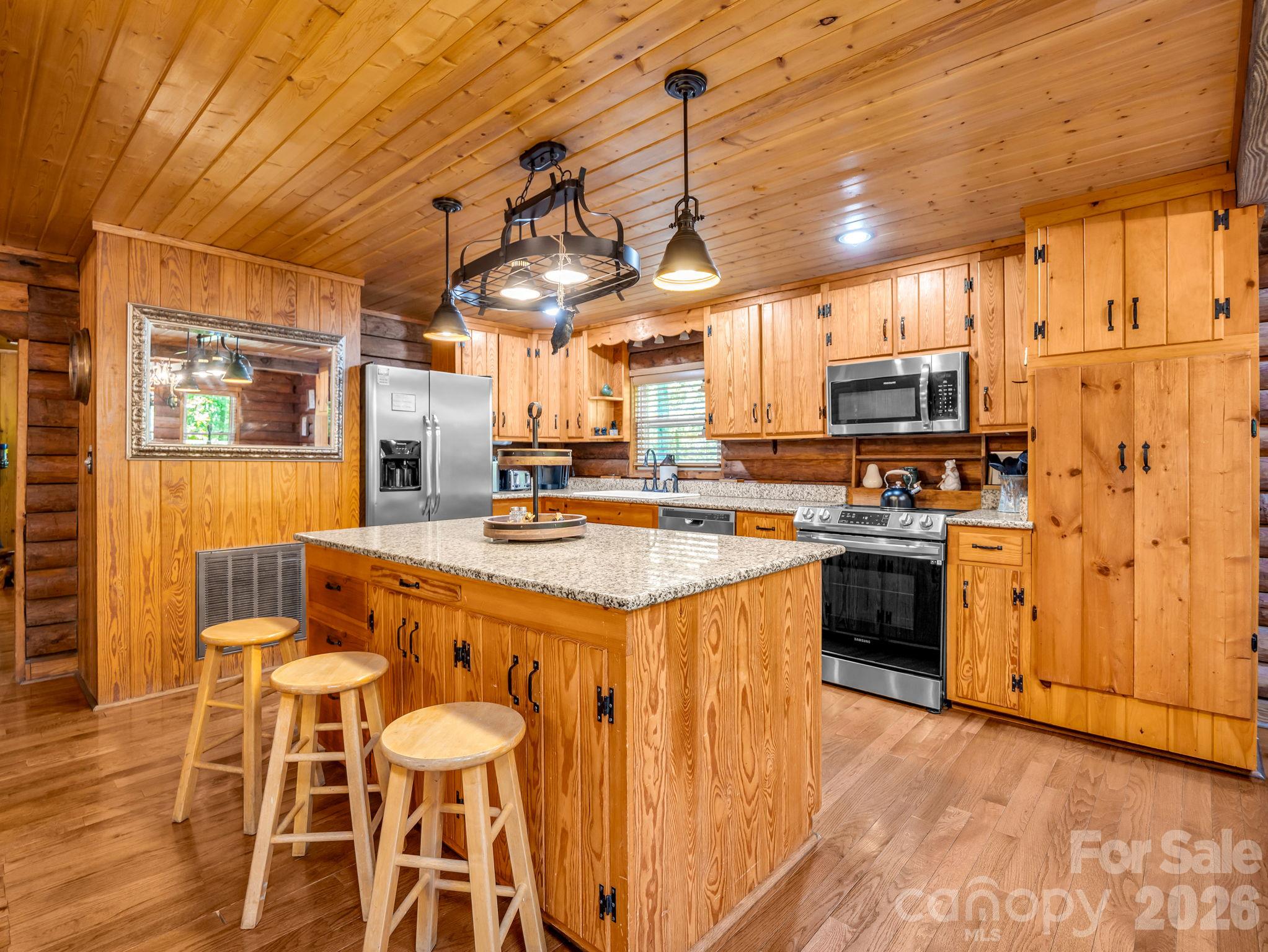 Kitchen island - 127 Cattail Road, Lake Lure