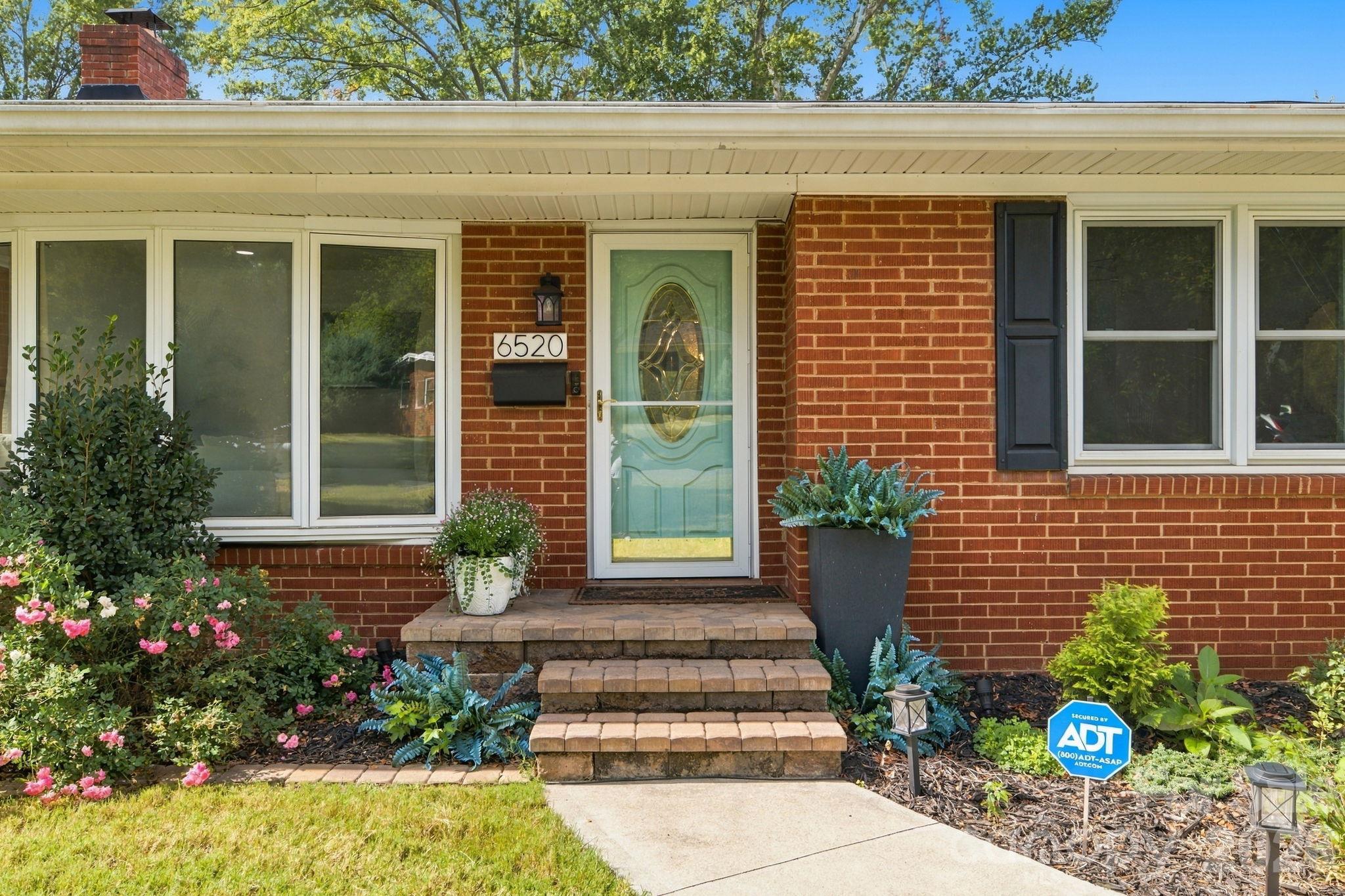 Single Family Residence at 6520 Candlewood Drive, Charlotte, photo 4 of 38