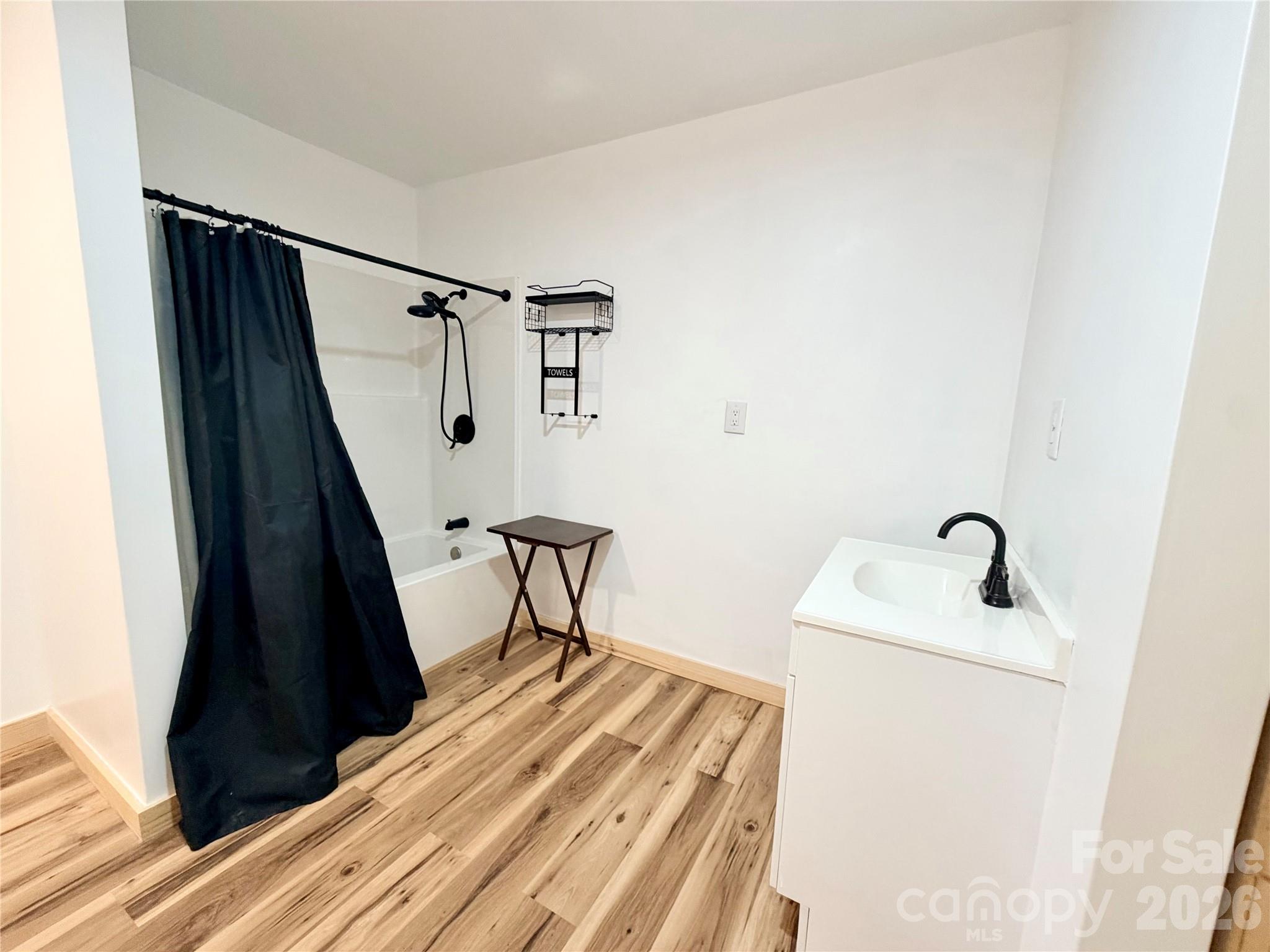 Hallway Bathroom - 550 Dills Road, Rutherfordton