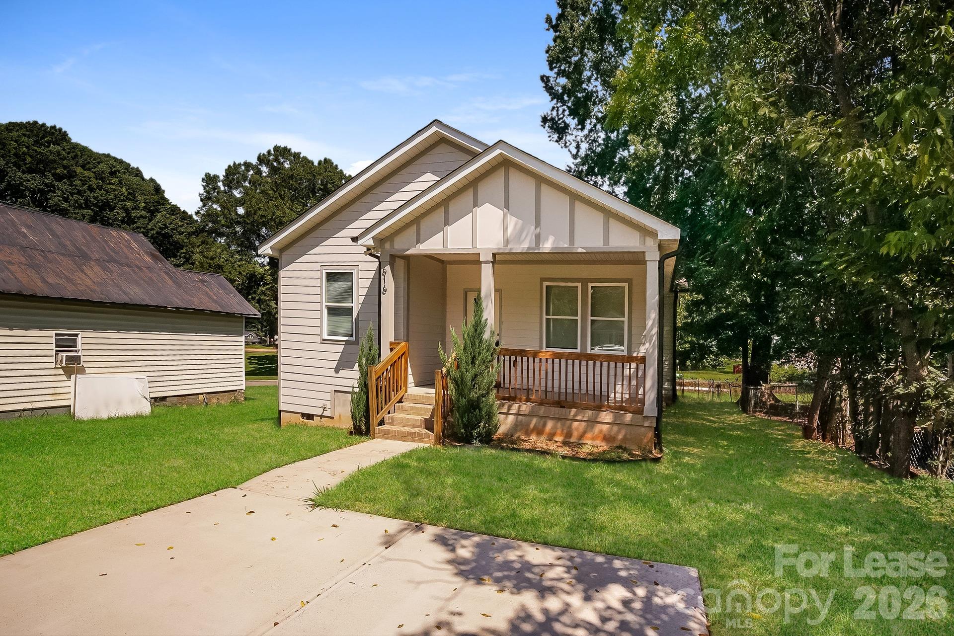 Single Family Residence at 616 Newbern Avenue, Statesville, photo 2 of 9