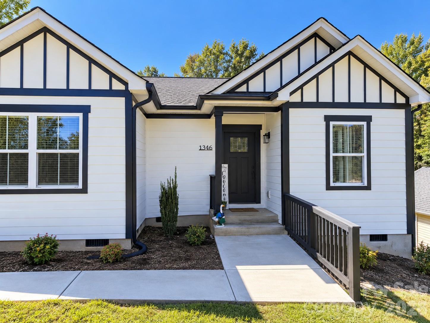 Single Family Residence at 1346 39th Street Circle SW, Hickory, photo 2 of 17