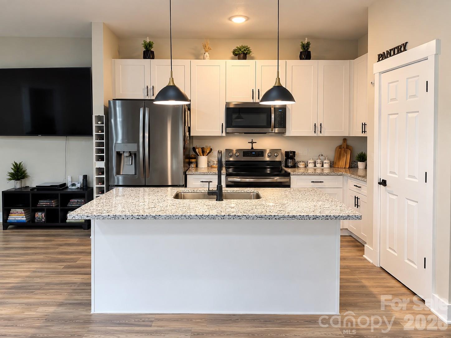 Single Family Residence at 1346 39th Street Circle SW, Hickory, photo 4 of 17