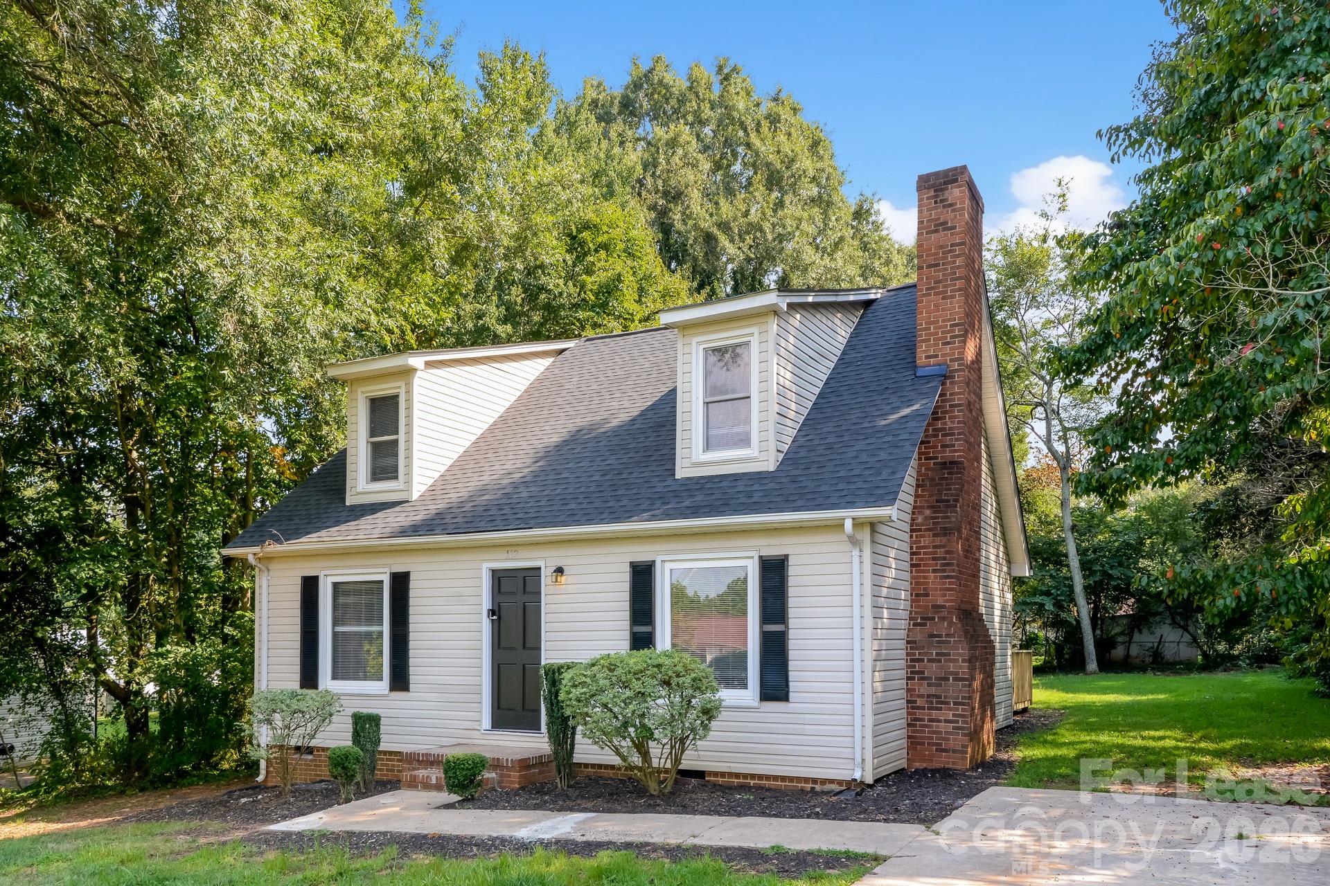 Single Family Residence at 112 Pineview Court, Statesville, photo 2 of 8