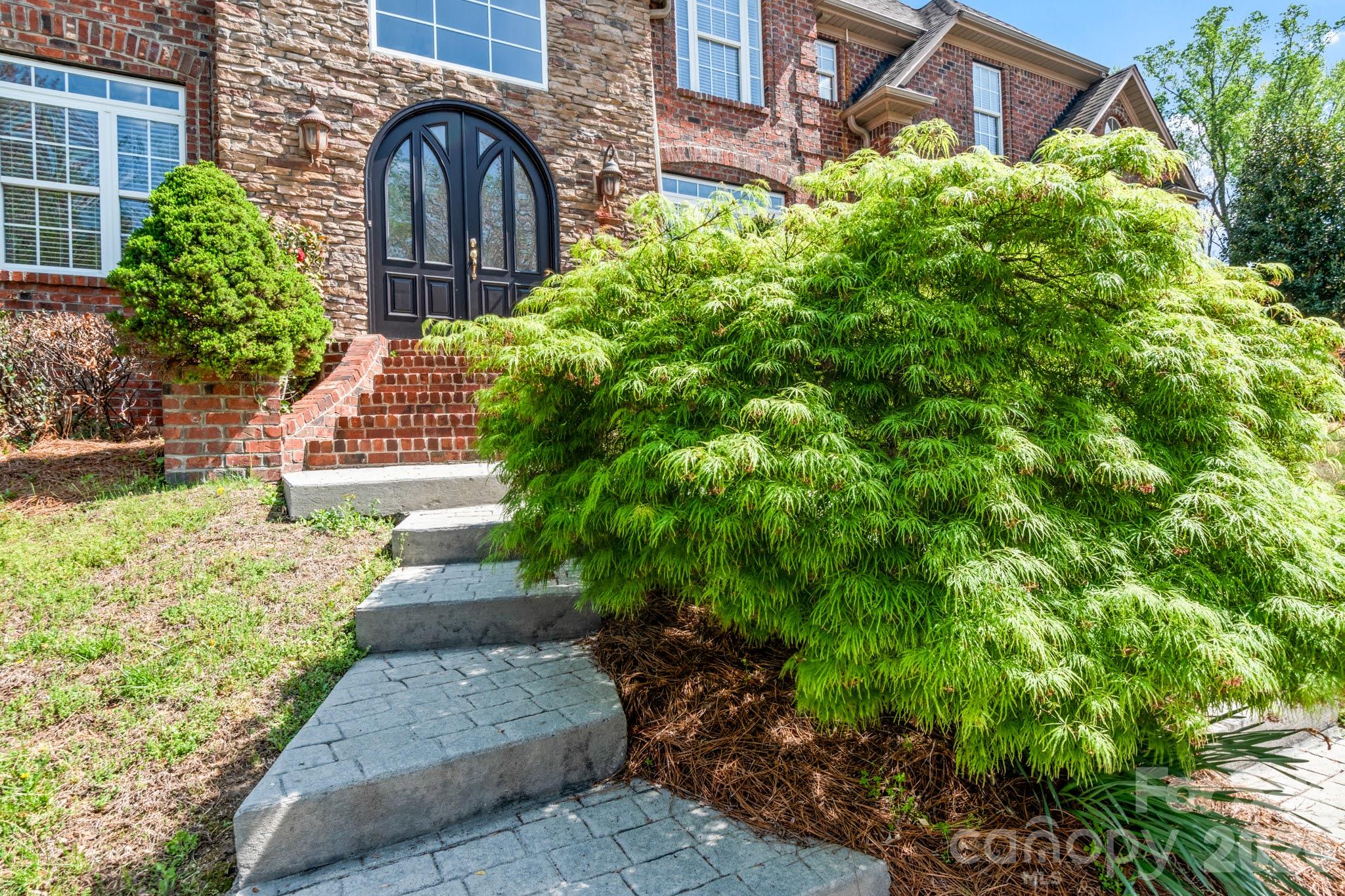 Single Family Residence at 1391 Somerset Cove Drive, Winston Salem, photo 3 of 42